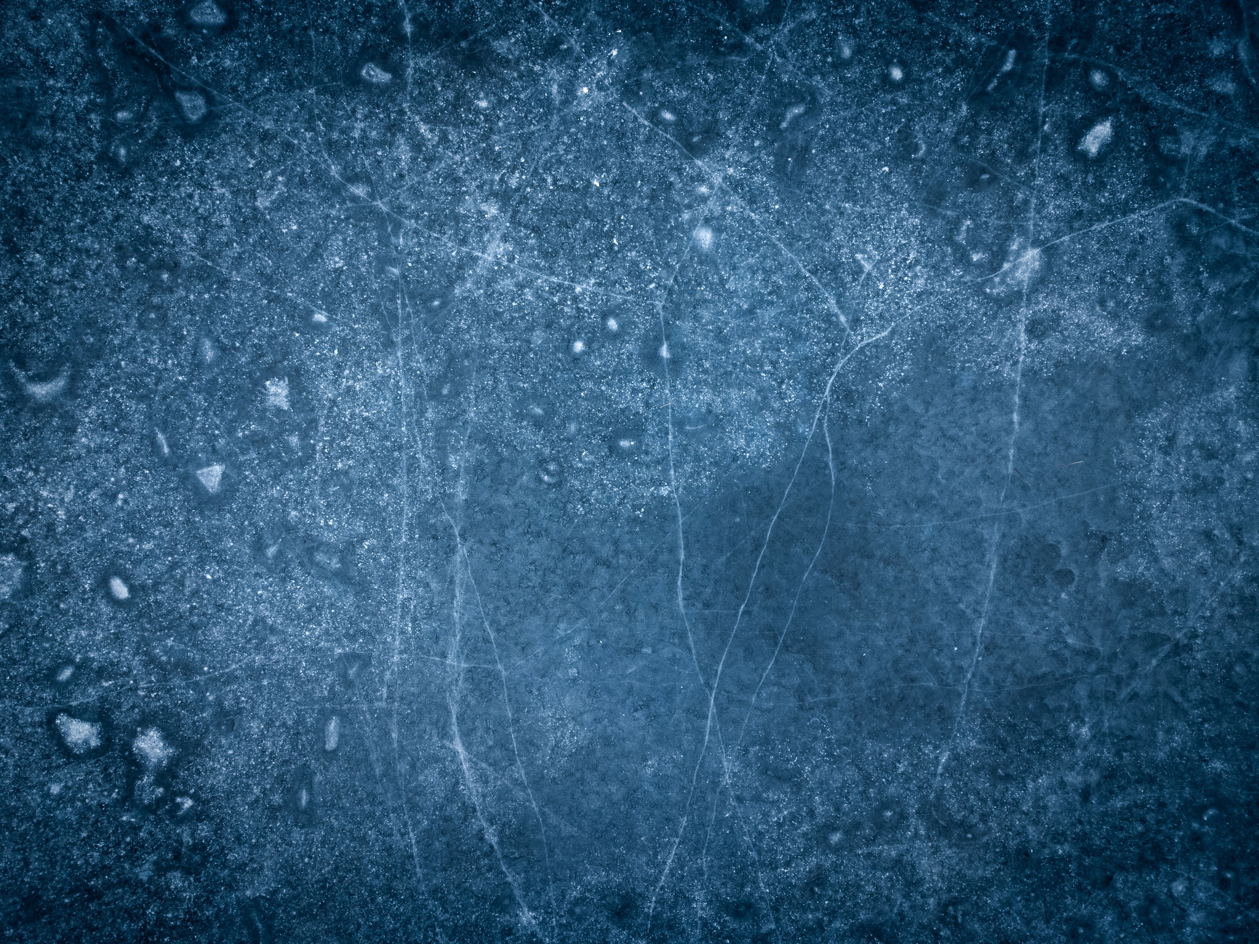 Люди купаются среди льдин, в спасательных оранжевых термо костюмах, айс флоатинг Ярославль