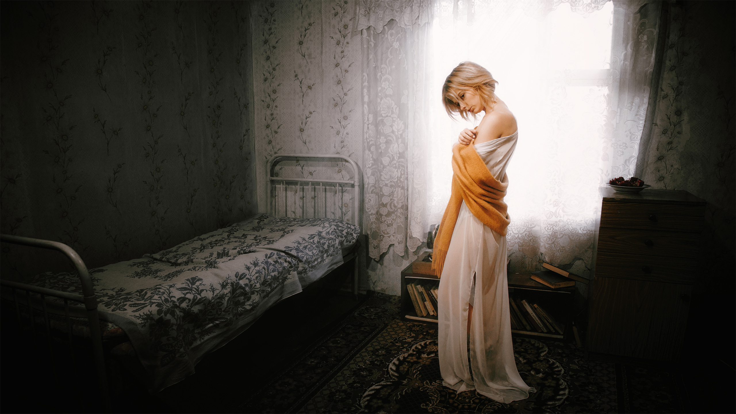 Вызывающий портрет девушки у окна