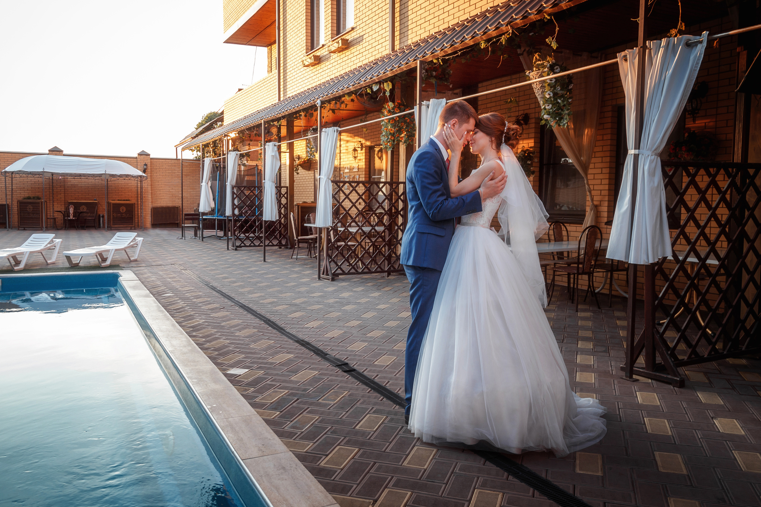 Свадебный фотограф в Краснодаре. Свадебные фотосессии. Love-story. Молодожены. Свадьба. Молодожены возле бассейна