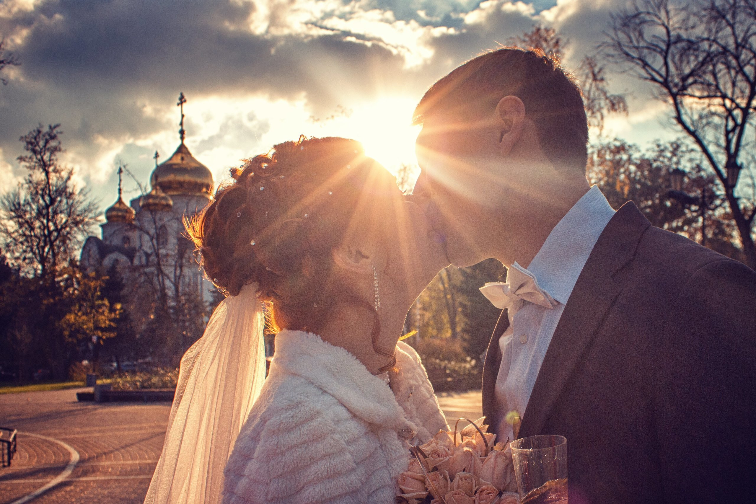 Свадебный фотограф в Краснодаре. Свадебные фотосессии. Love-story. Молодожены. Свадьба. Поцелуй на закате