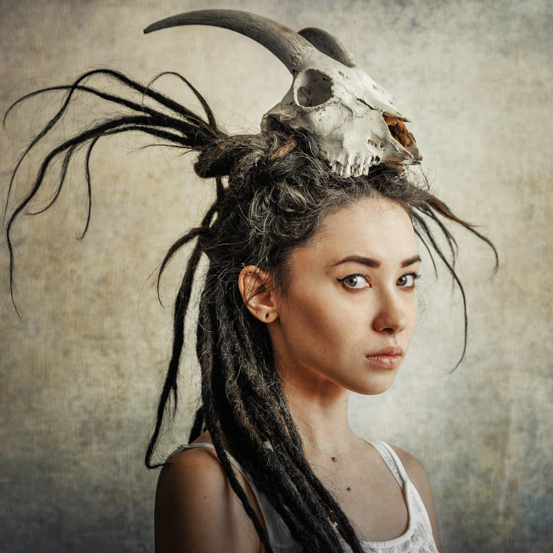 Девушка с черепом на голове