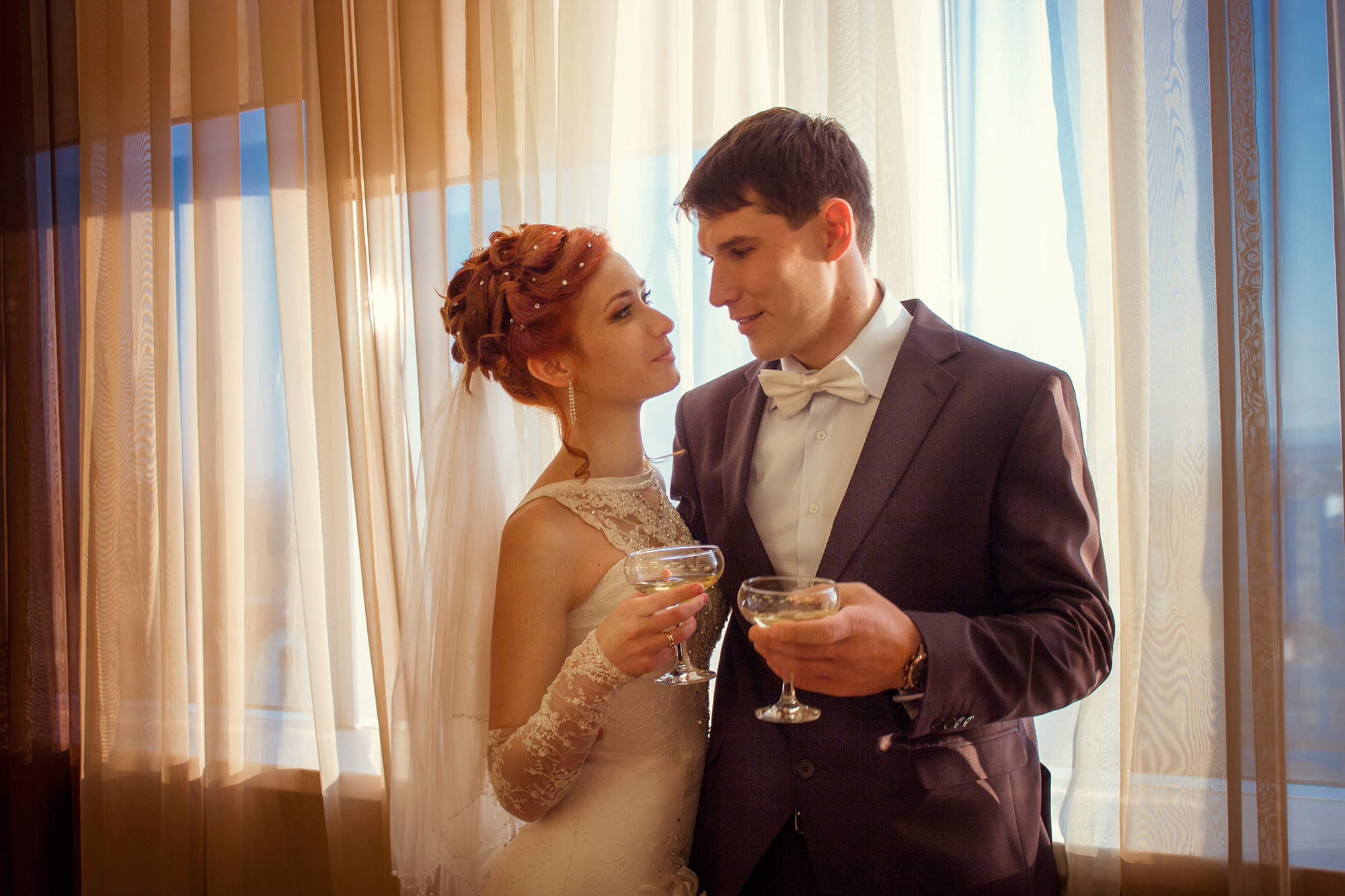Свадебный фотограф в Краснодаре. Свадебные фотосессии. Love-story. Молодожены. Свадьба. Молодожены у окна