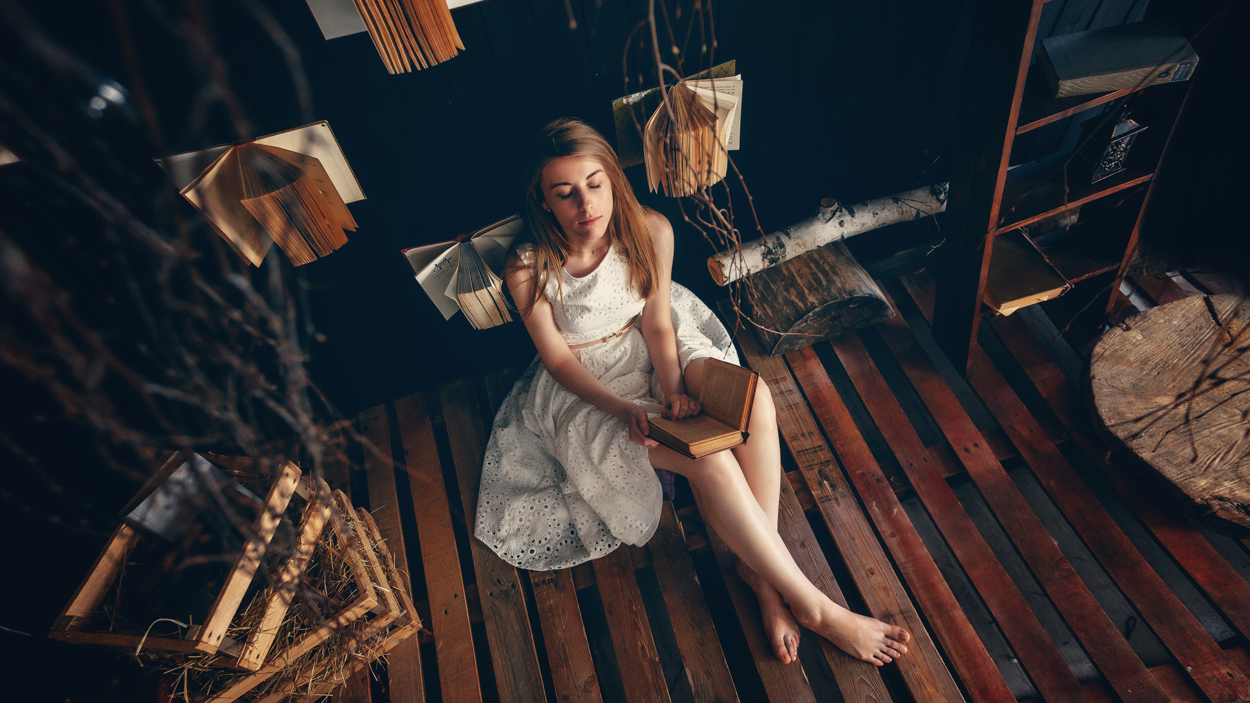 Девушка с книгами