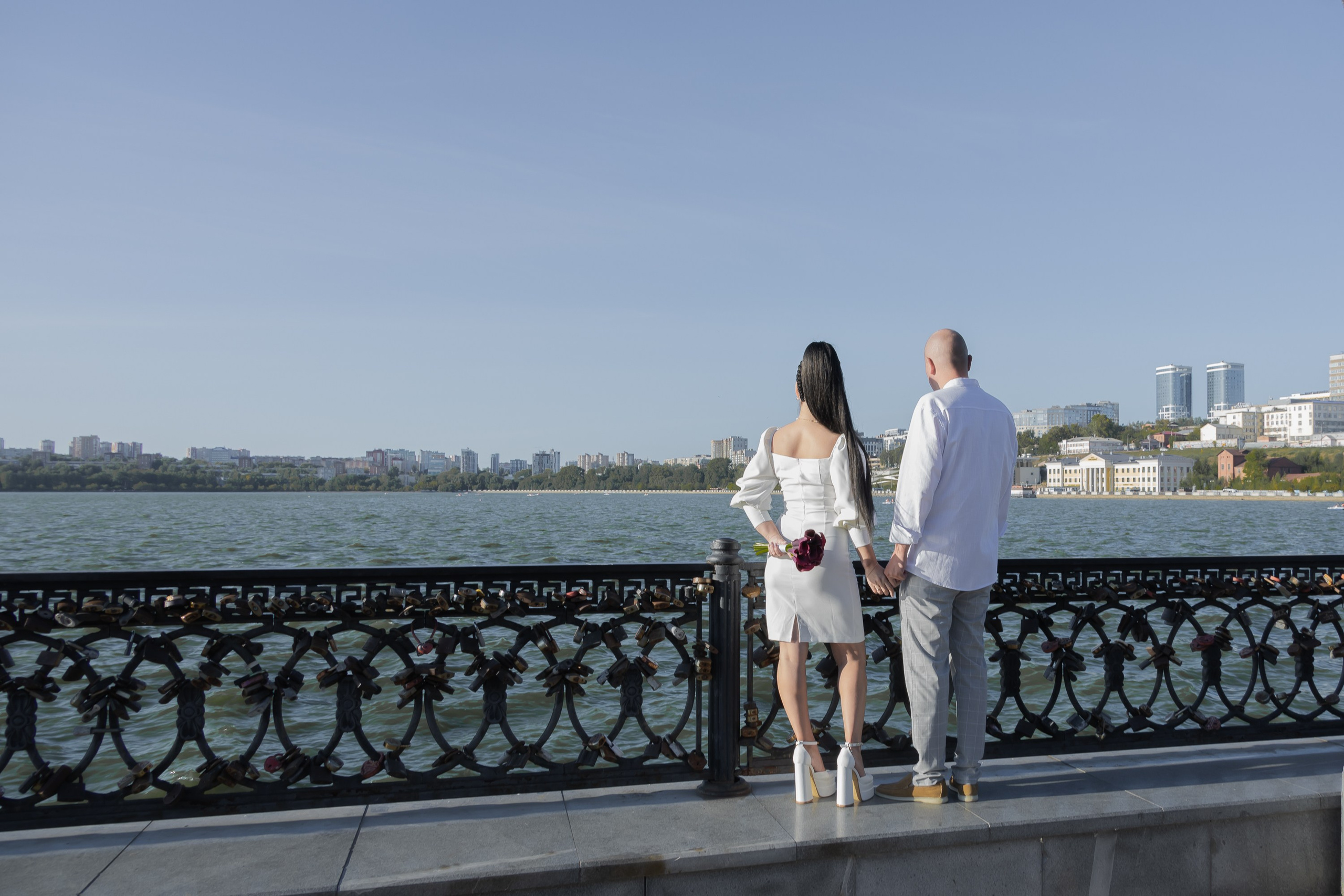 Жених и невеста на набережной Ижевского пруда