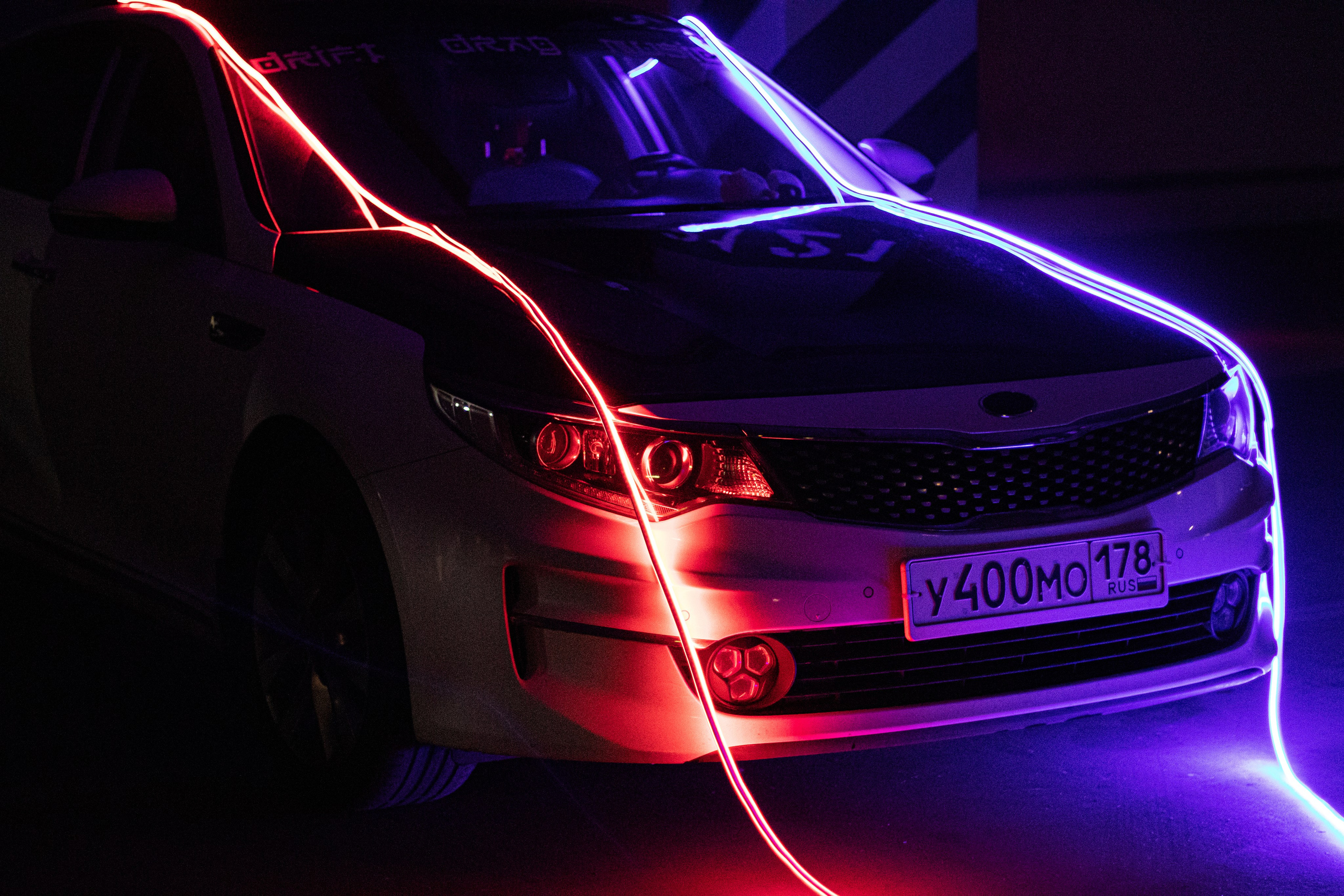 Белые авто в неоне. Ивентный фотограф в Санкт-Петербурге Олег Комков