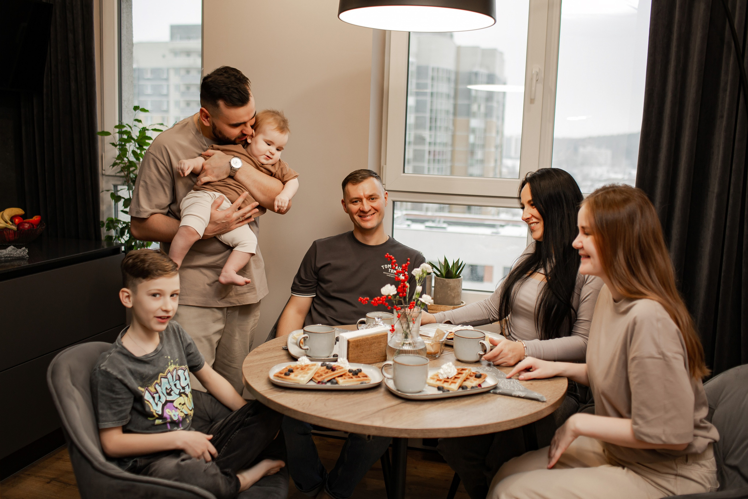 Совместный завтрак. Семейная съемка — это красивый способ признаться своей семье в любви
