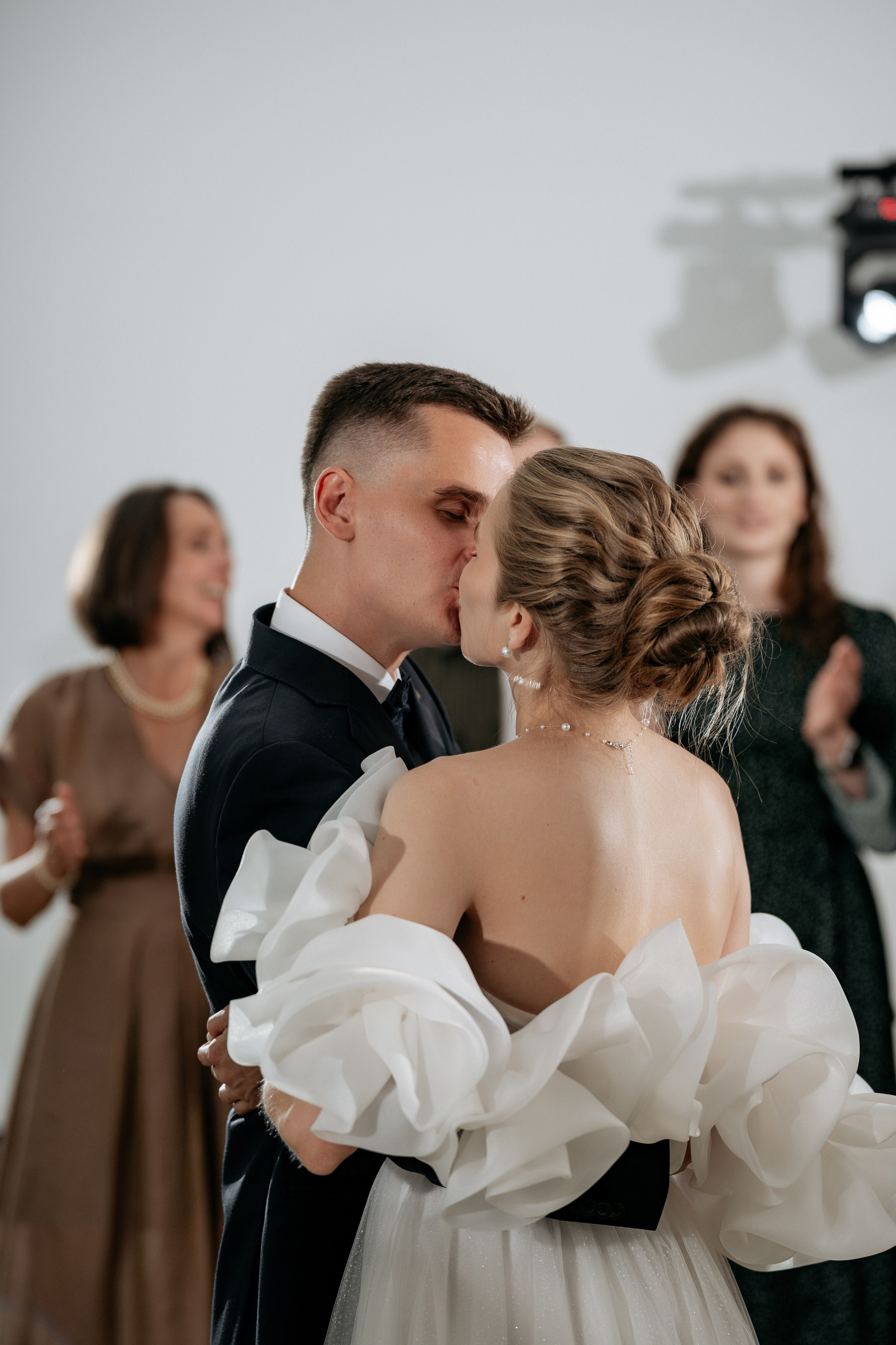 Поцелуй молодожёнов - свадебный фотограф Новороссийске. 