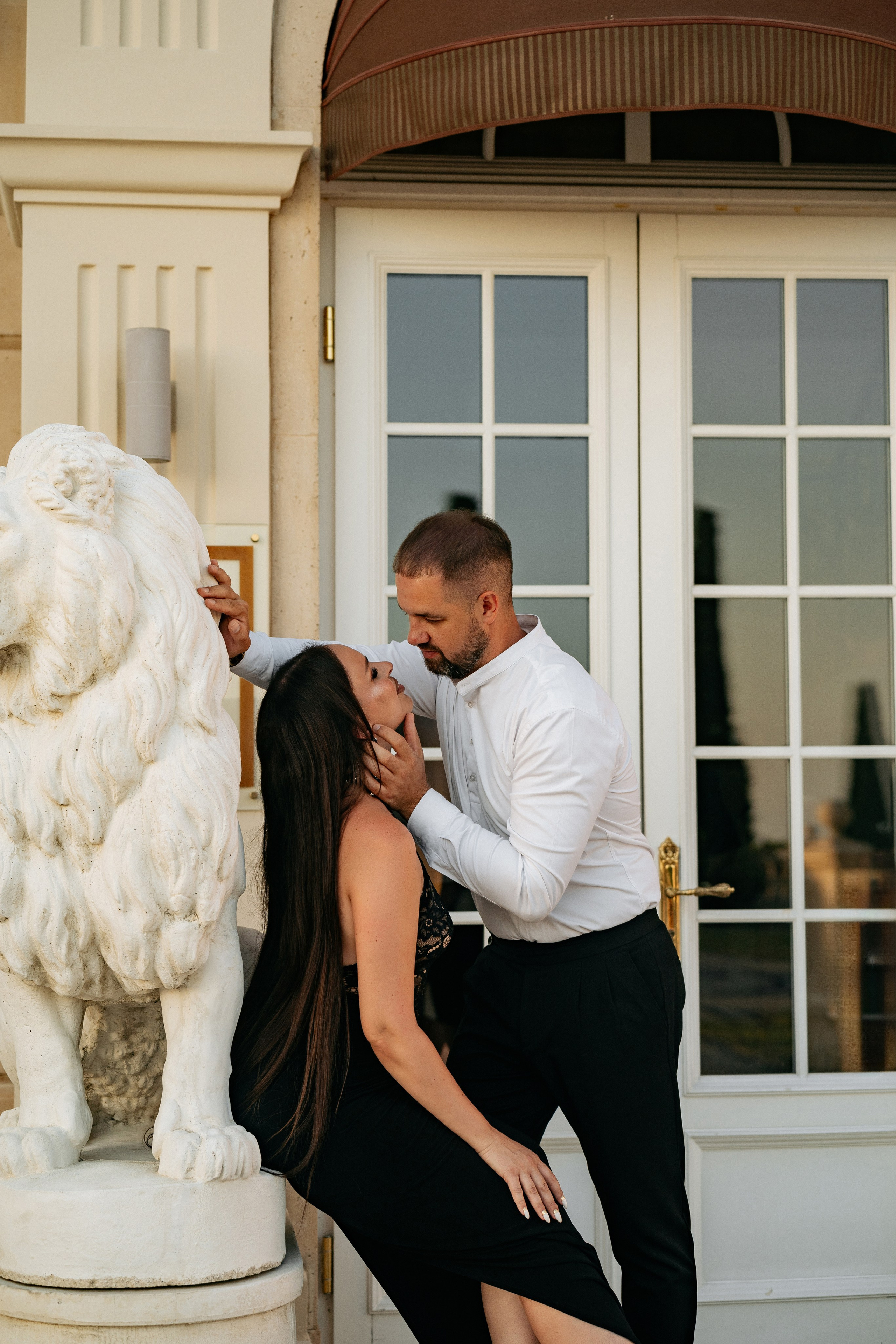 Отражение любви: пара у фонтана в Шато де Талю, Геленджик — кадр наполнен гармонией