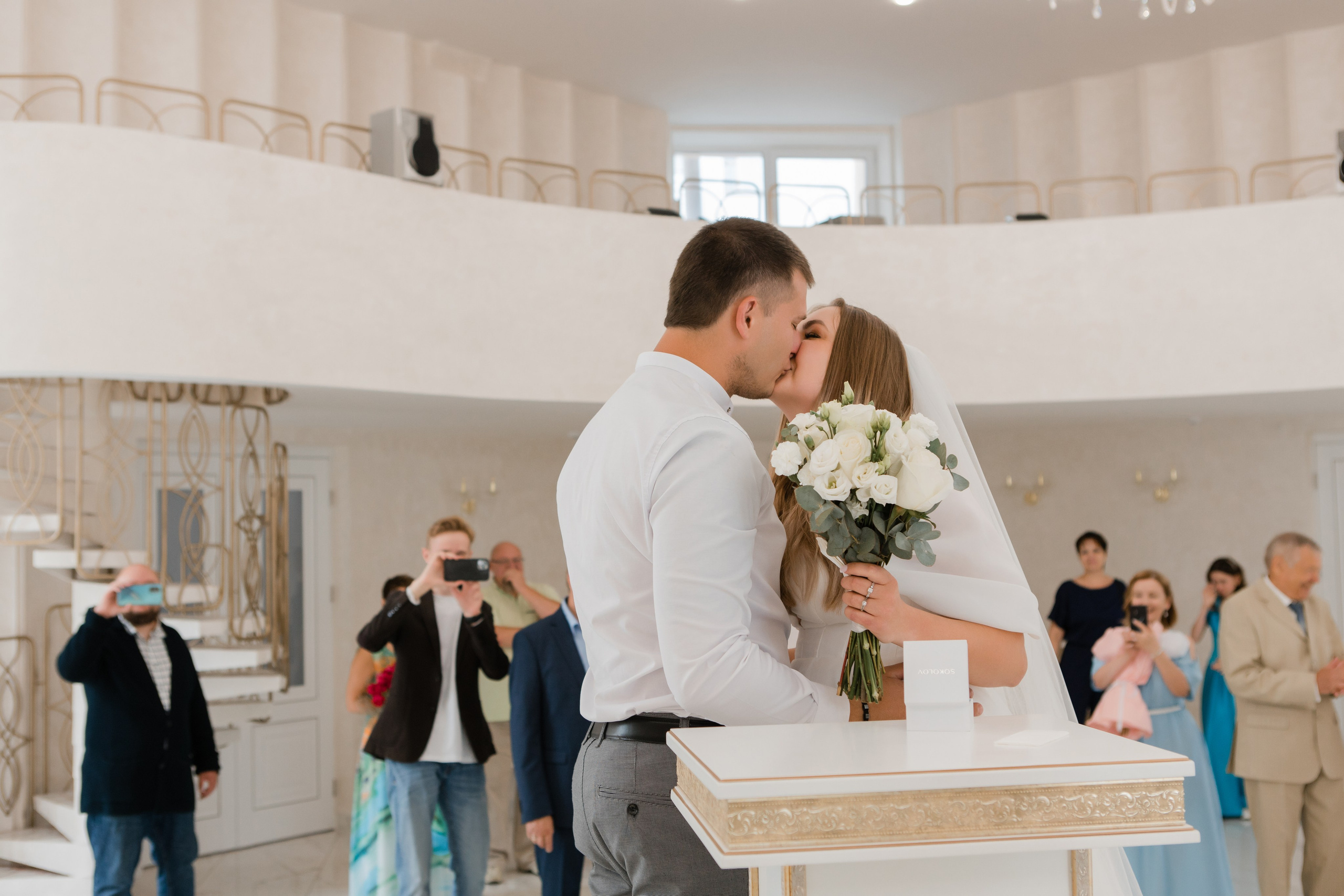 Отдел ЗАГС Администрации Фрунзенского района. Видеосъемка и фотосъемка свадеб. Фотограф и оператор на свадьбу. Видеосъемка подкастов, собственная видео-фотостудии. Предметная фотосъемка