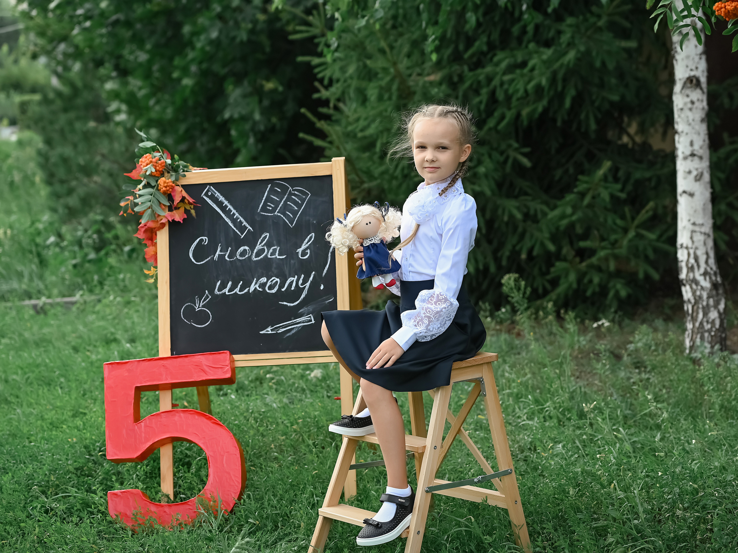 Фото ученицы на 1 сентября, сидящей у доски