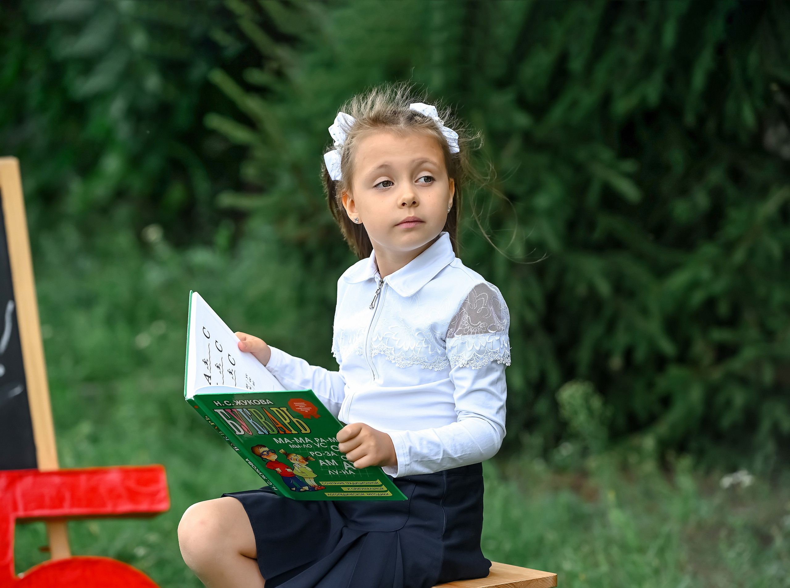 Портрет первоклассницы с  букварем