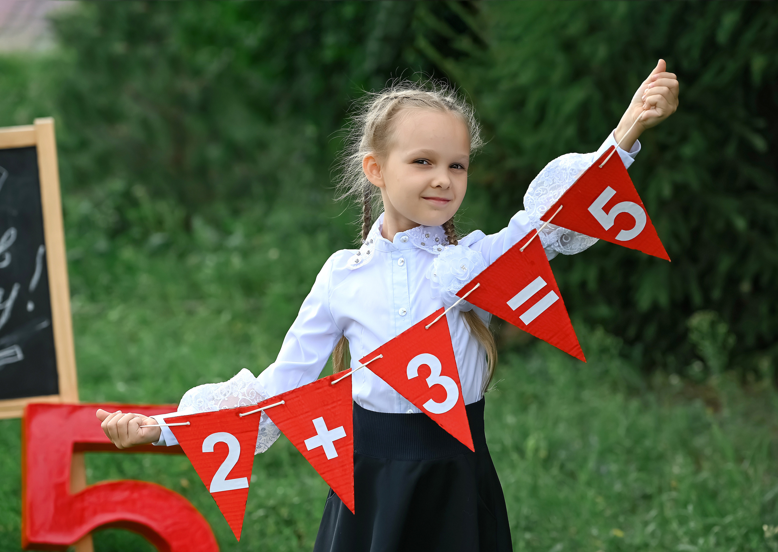 Девочка с флажками у доски