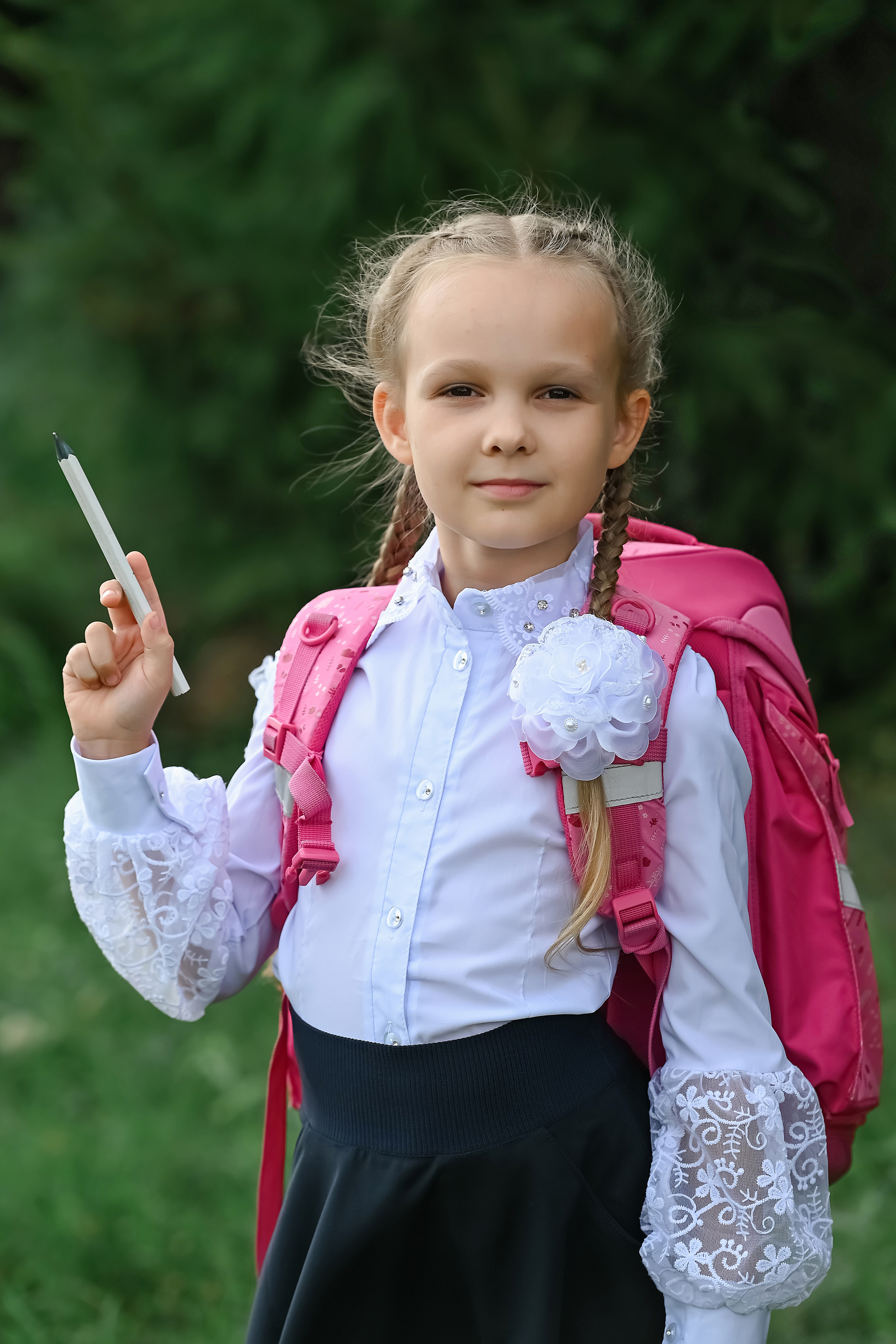 Первоклассница с белым карандошом и рюкзаком