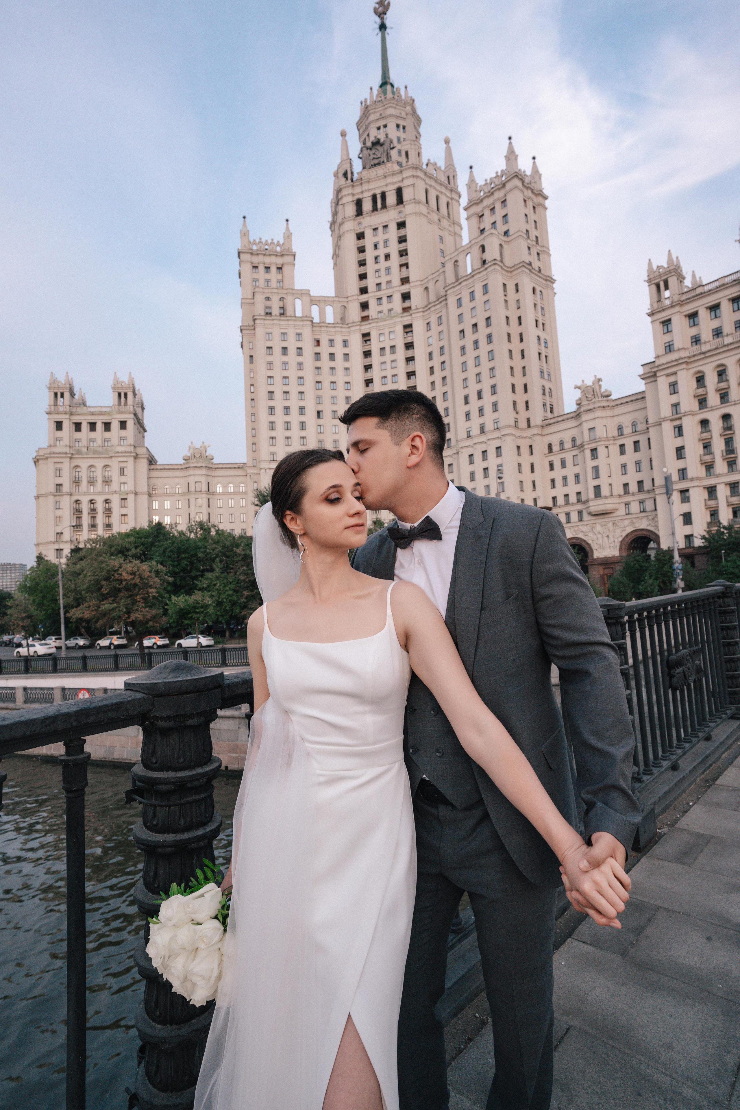 Свадебная прогулка по улочнам рядом с Высоткой на Котельнической набережной