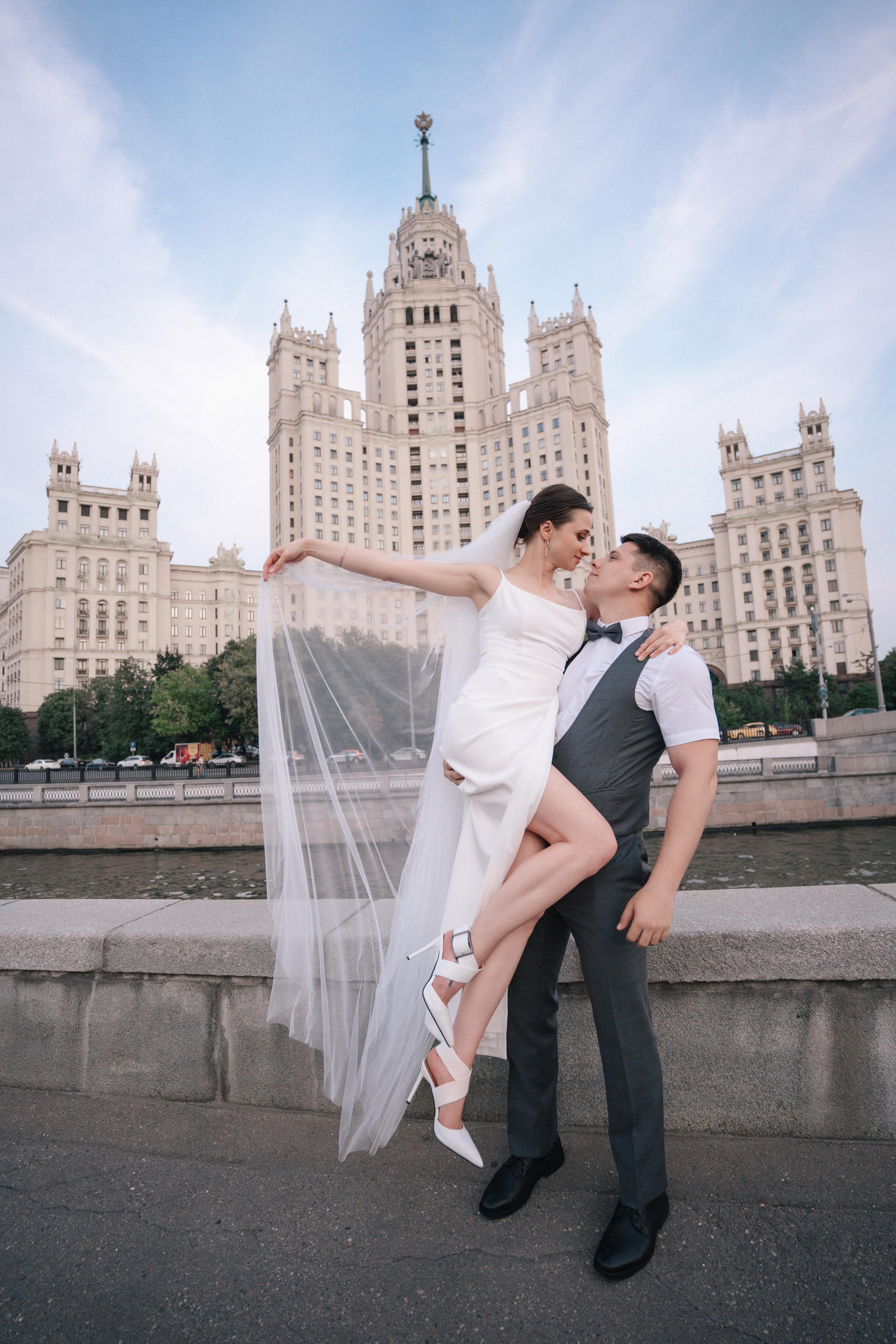 Свадебная прогулка по улочнам рядом с Высоткой на Котельнической набережной
