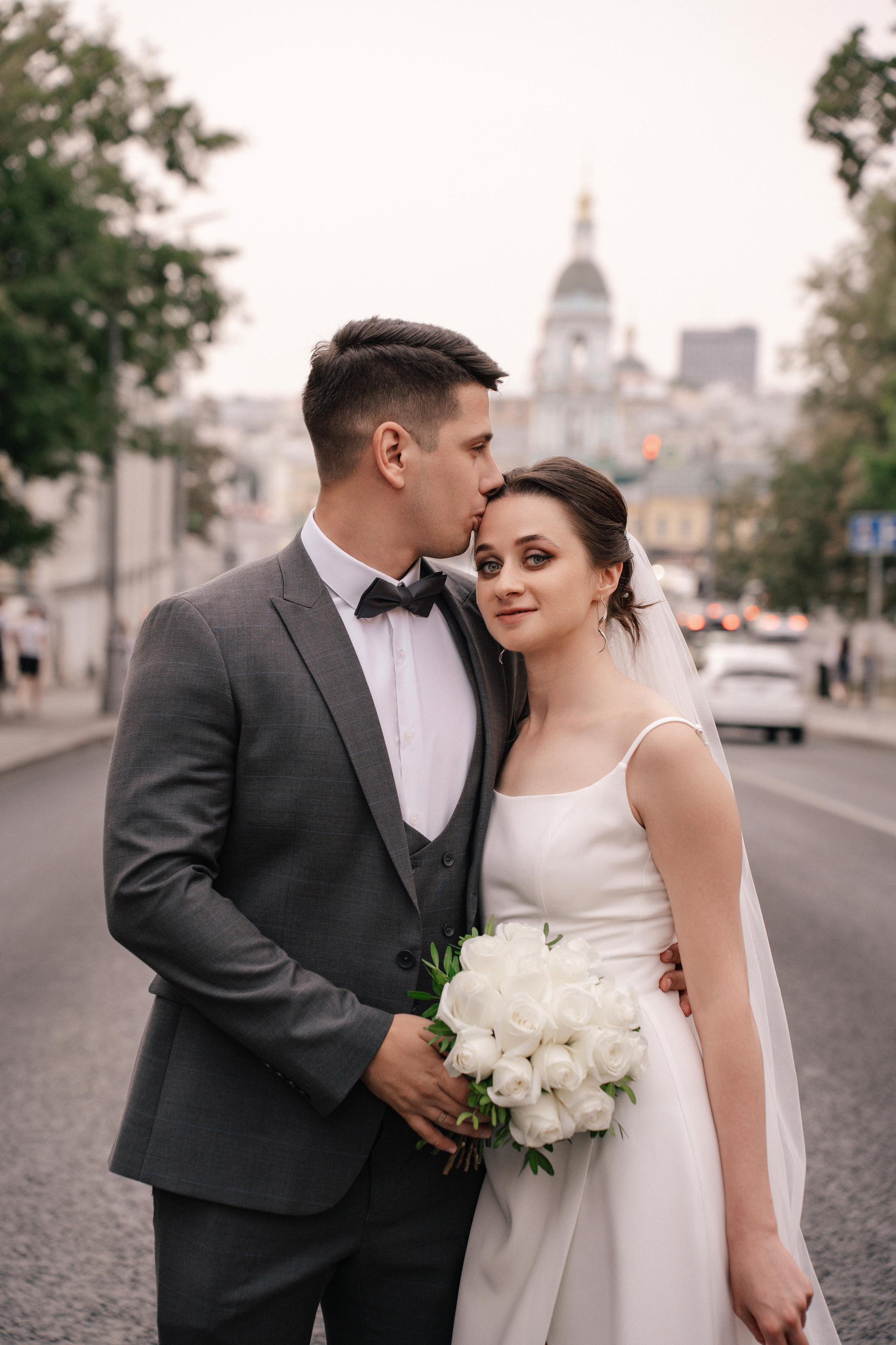 Свадебная прогулка по улочнам рядом с Высоткой на Котельнической набережной