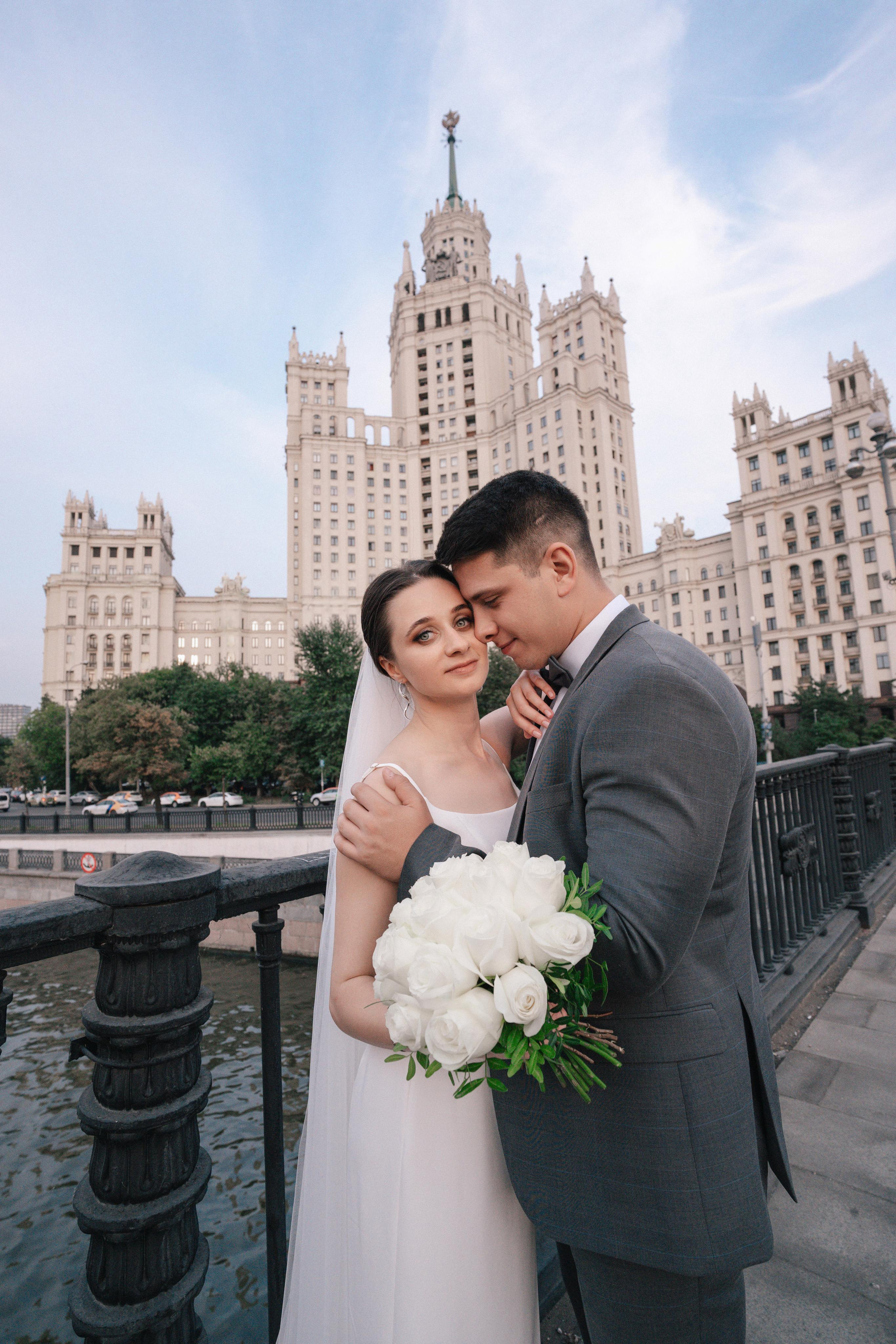 Свадебная прогулка по улочнам рядом с Высоткой на Котельнической набережной