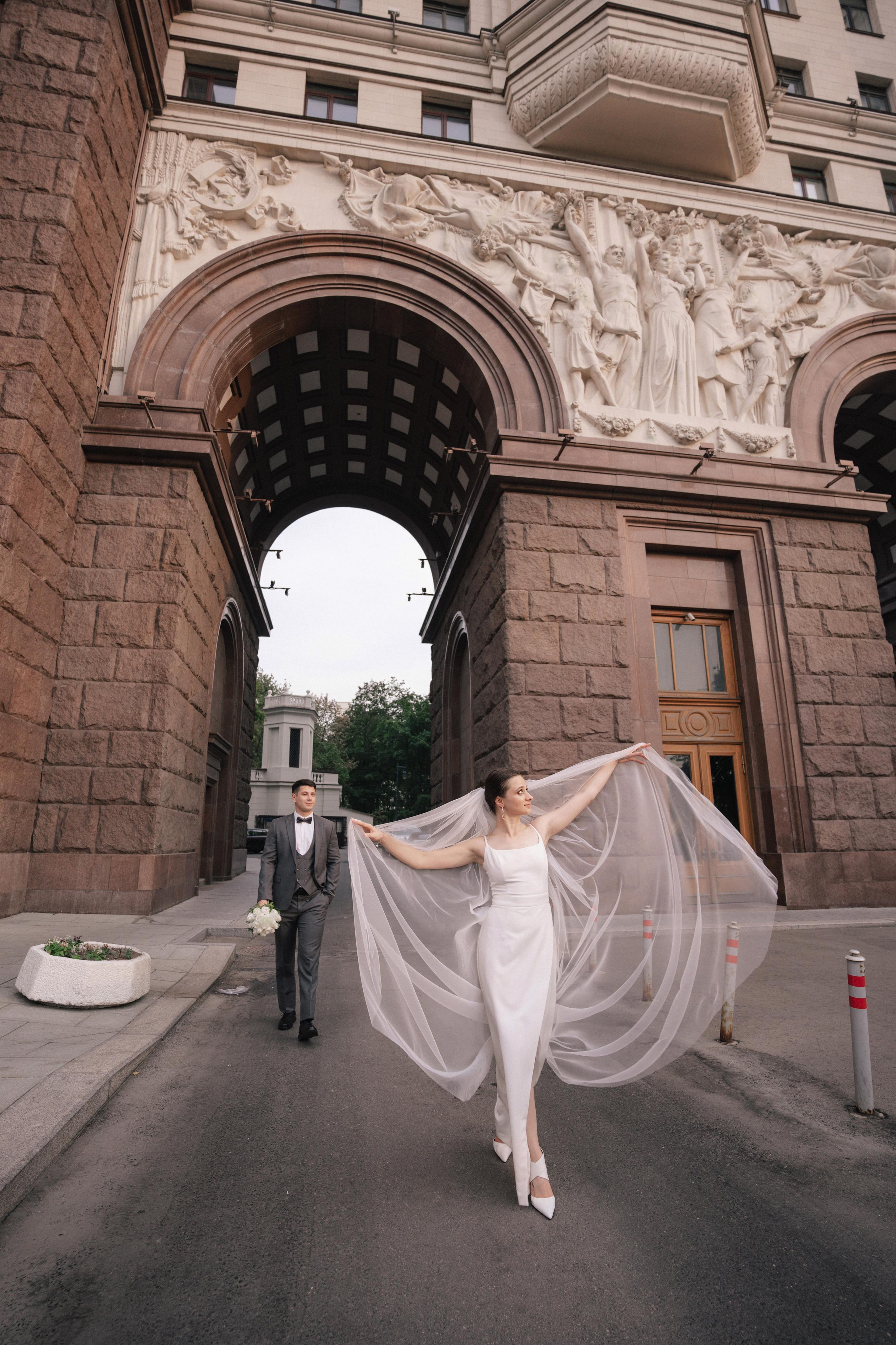 Свадебная прогулка по улочнам рядом с Высоткой на Котельнической набережной