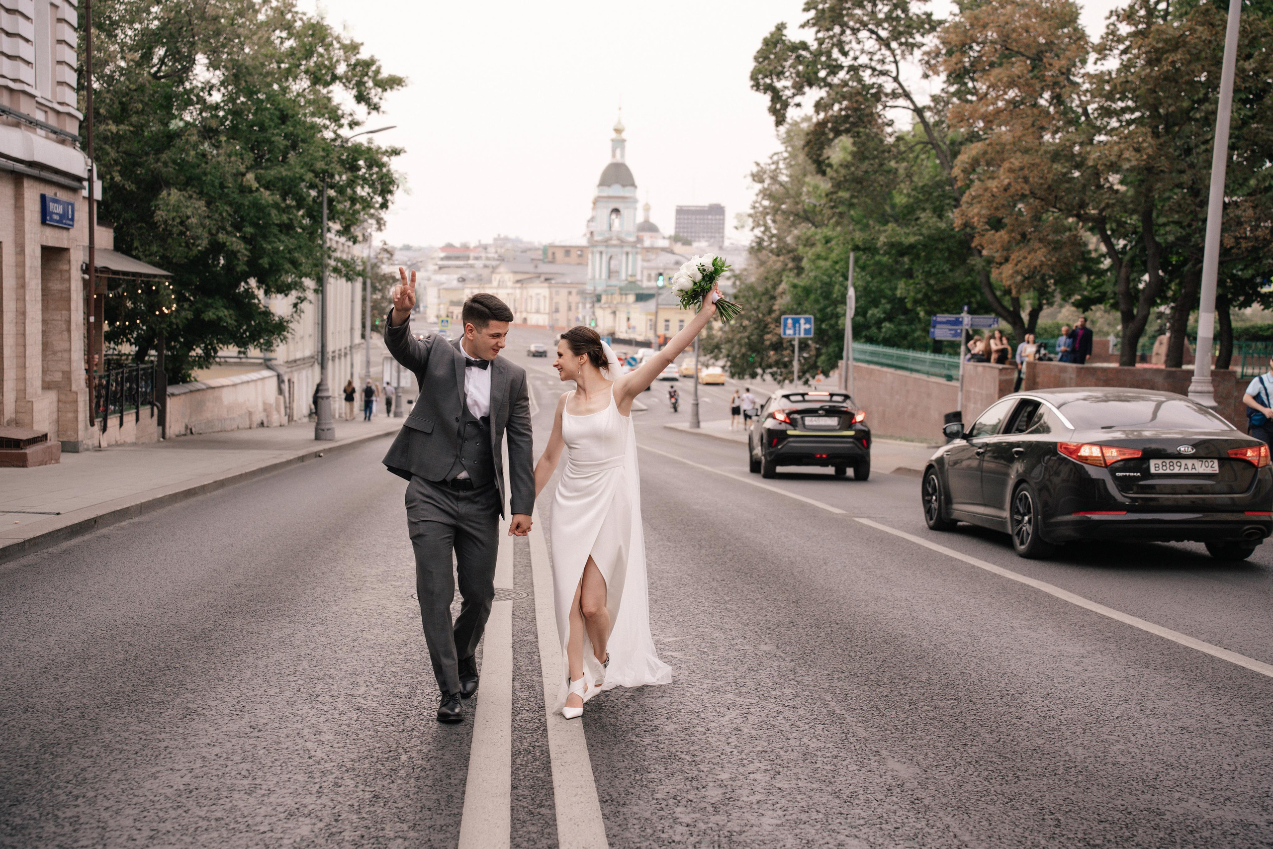 Свадебная прогулка по улочнам рядом с Высоткой на Котельнической набережной