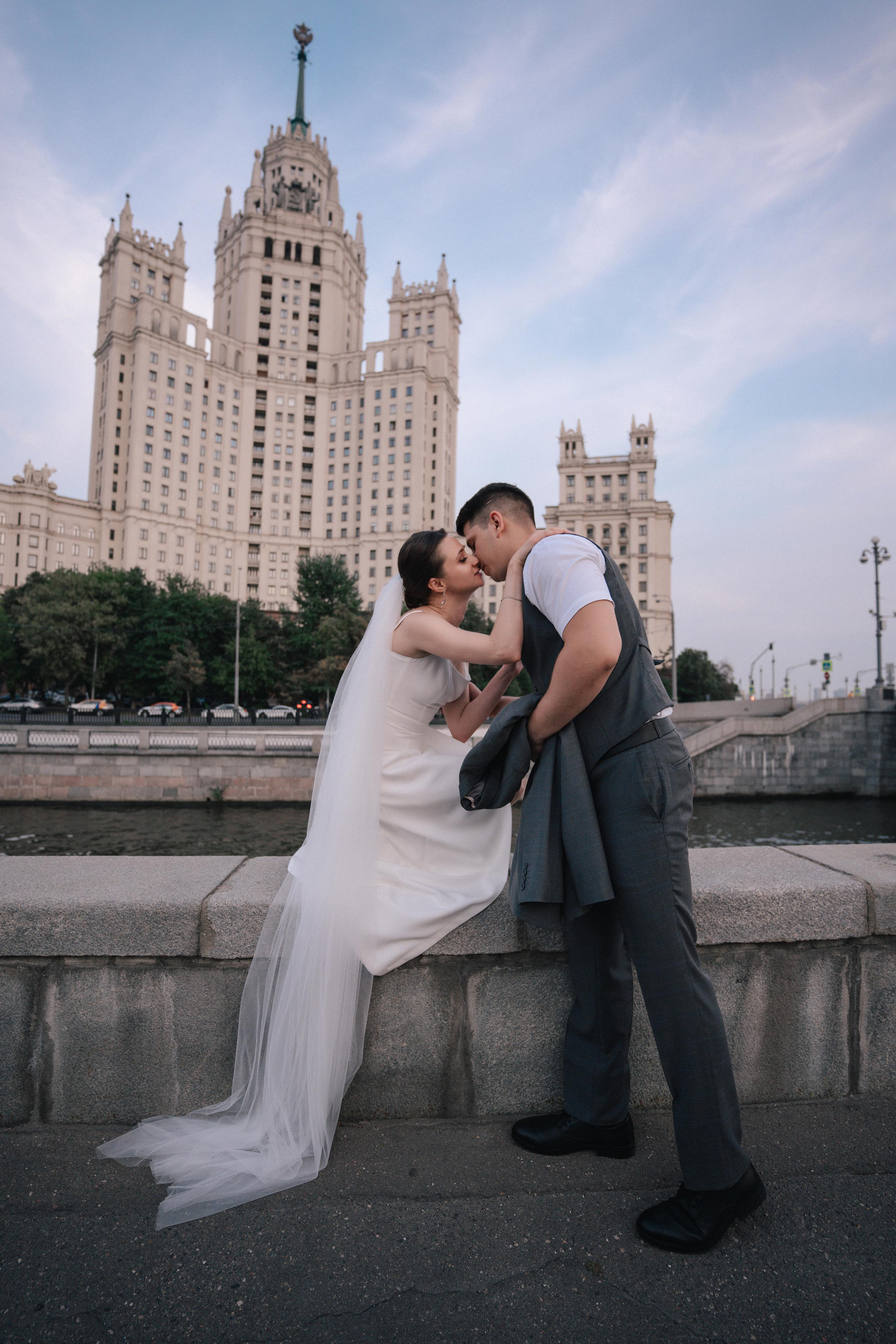 Свадебная прогулка по улочнам рядом с Высоткой на Котельнической набережной