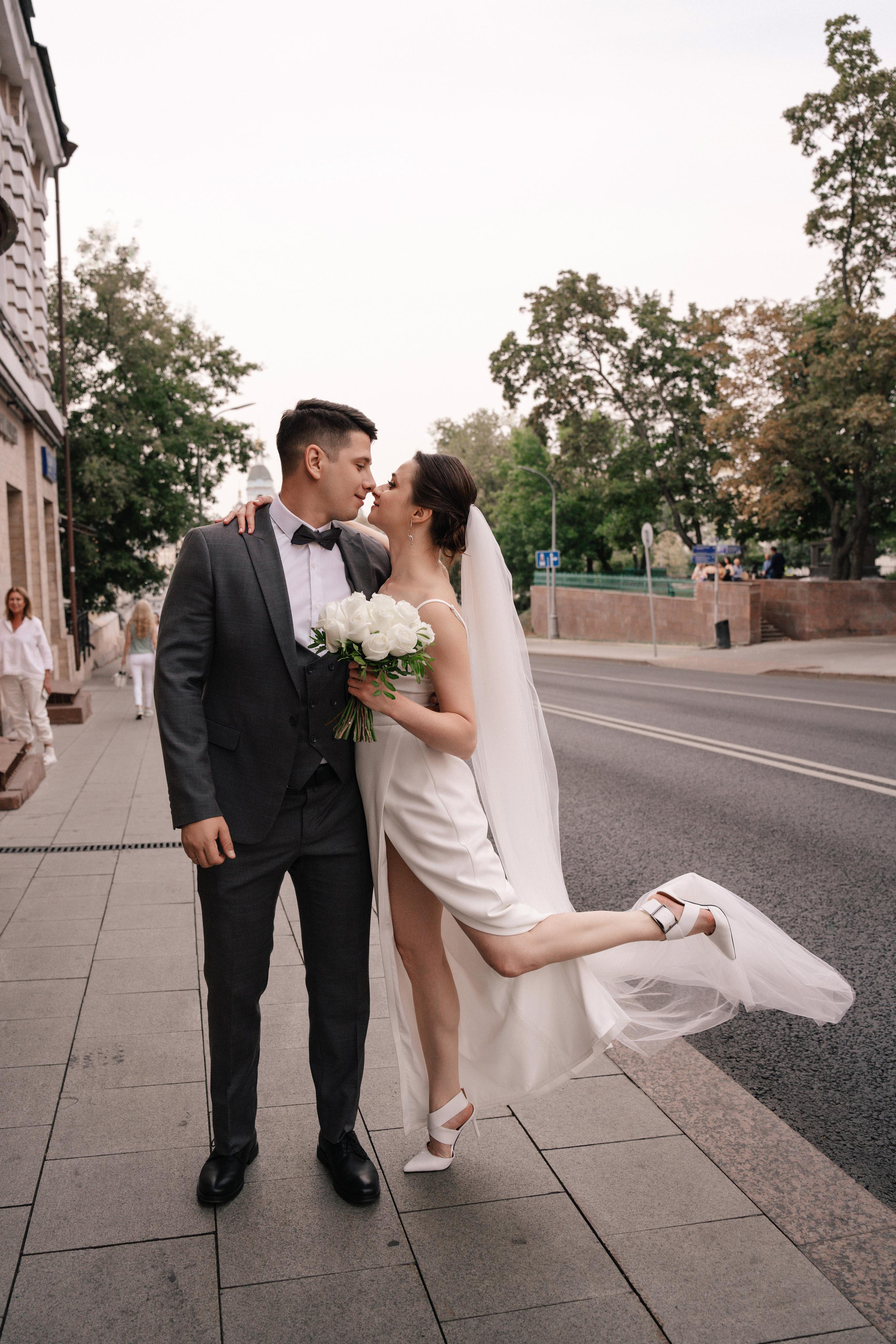 Свадебная прогулка по улочнам рядом с Высоткой на Котельнической набережной