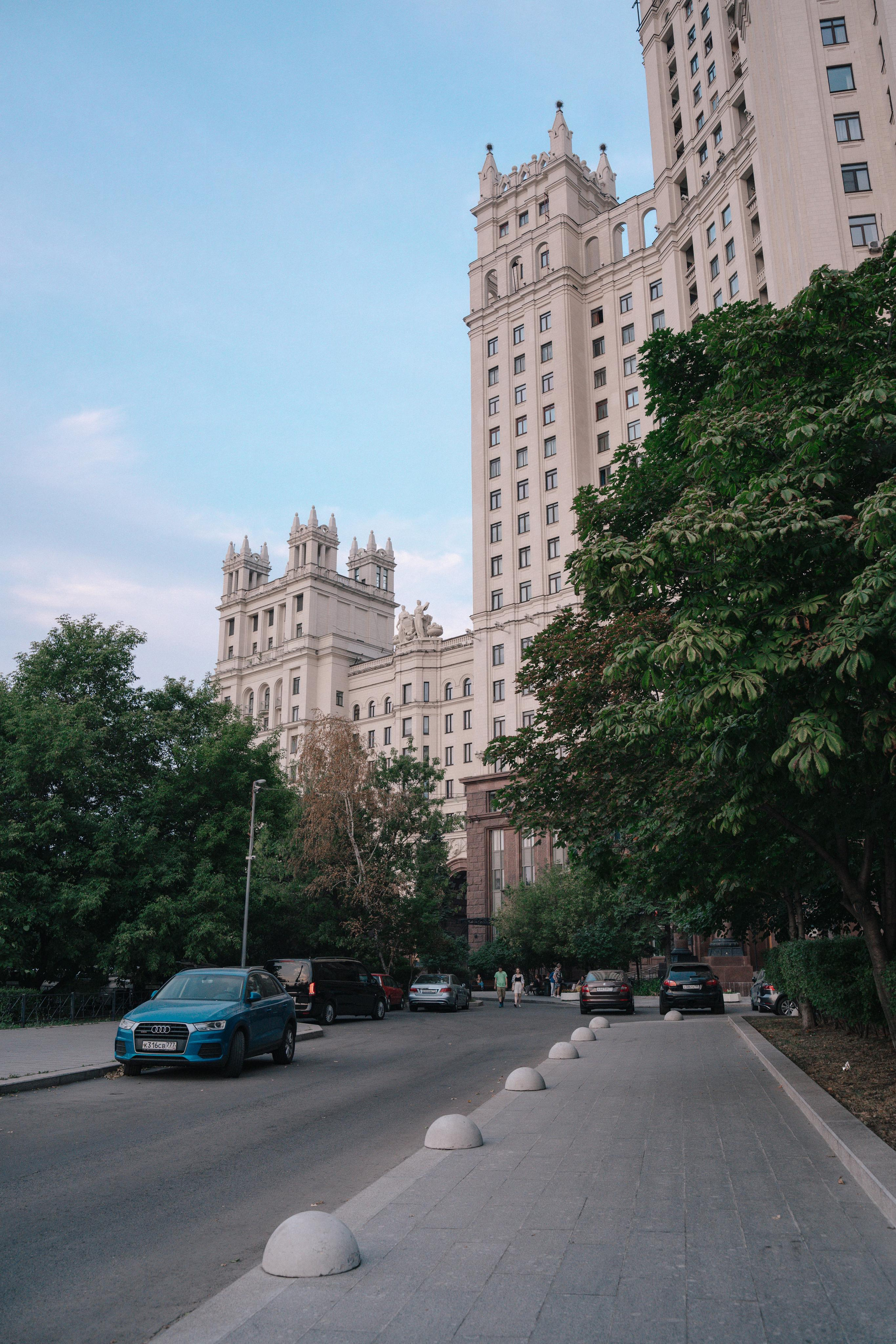 Свадебная прогулка по улочнам рядом с Высоткой на Котельнической набережной