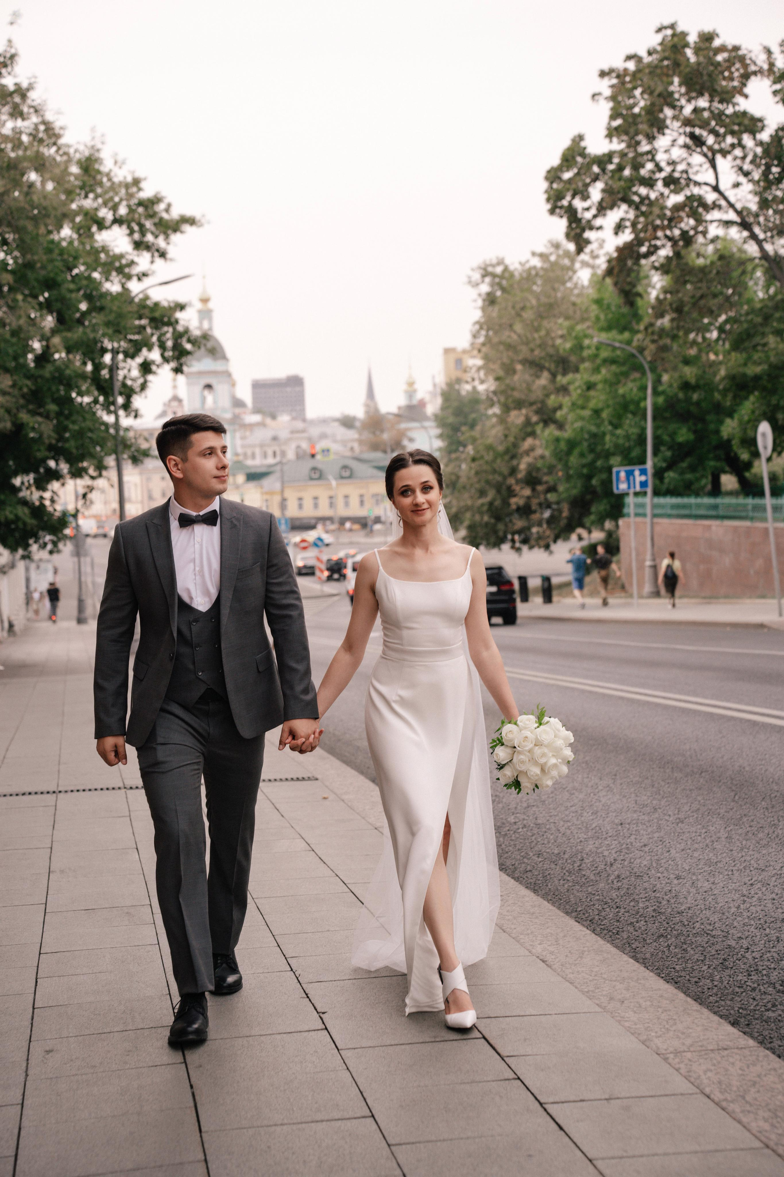 Свадебная прогулка по улочнам рядом с Высоткой на Котельнической набережной