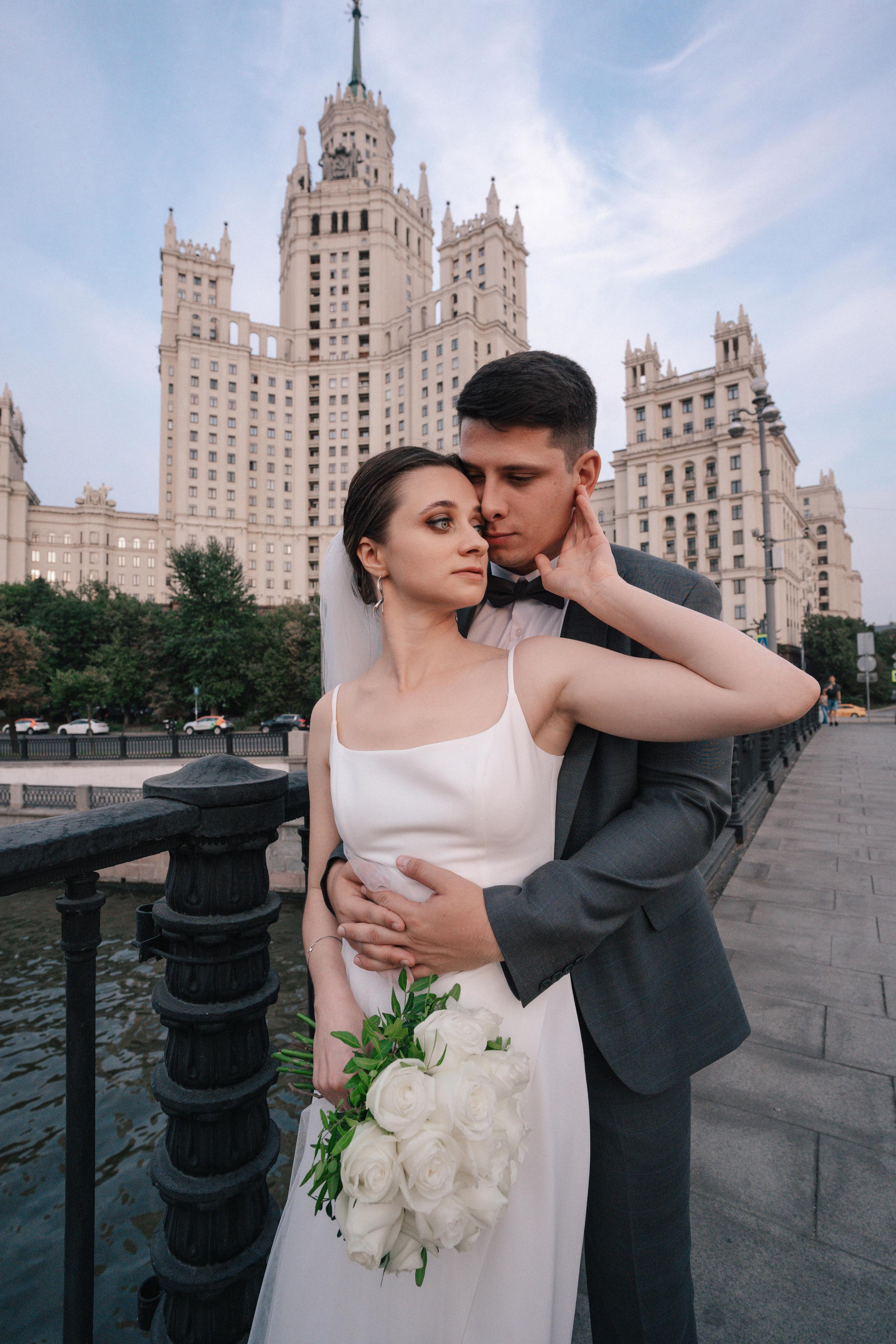 Свадебная прогулка по улочнам рядом с Высоткой на Котельнической набережной