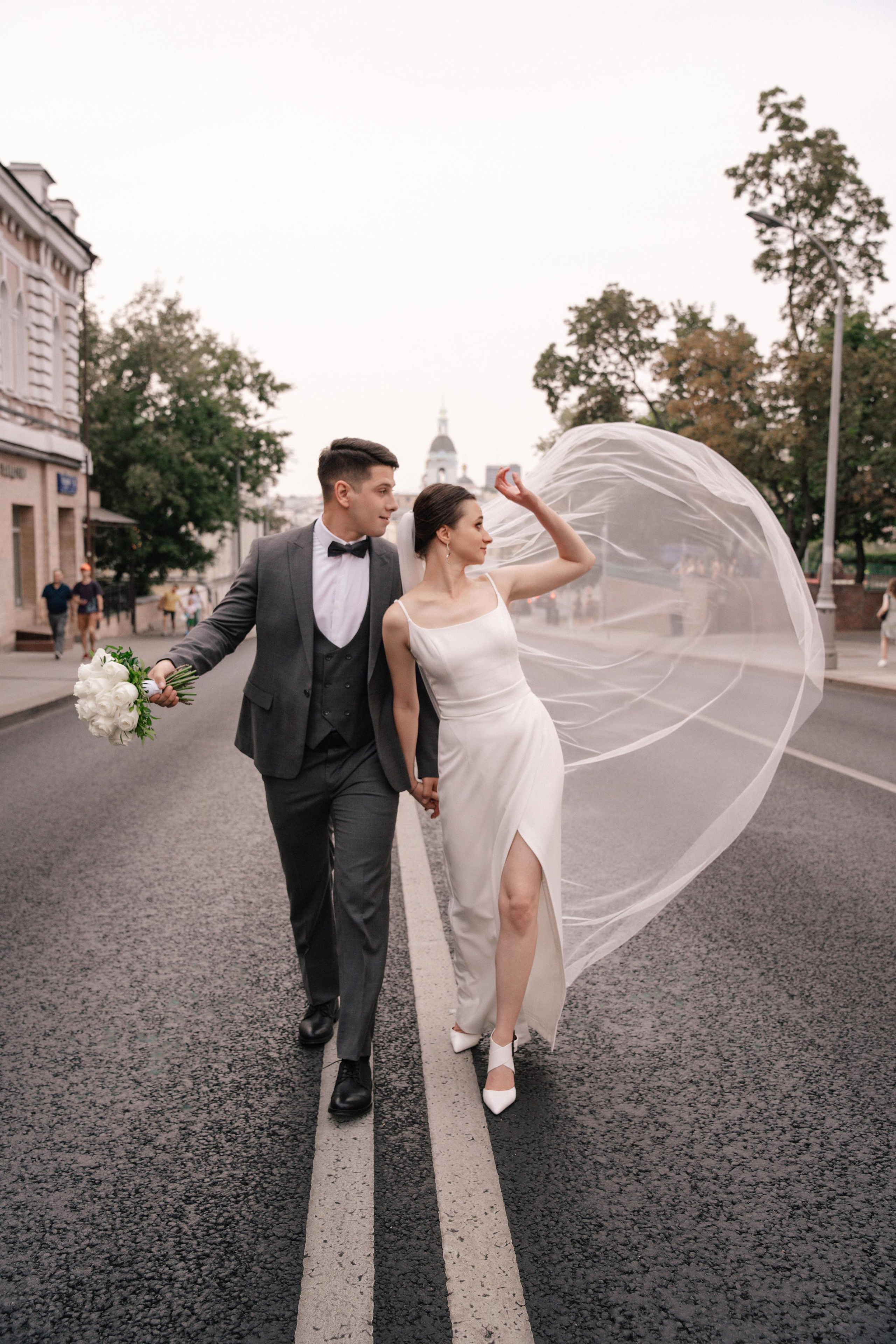 Свадебная прогулка по улочнам рядом с Высоткой на Котельнической набережной