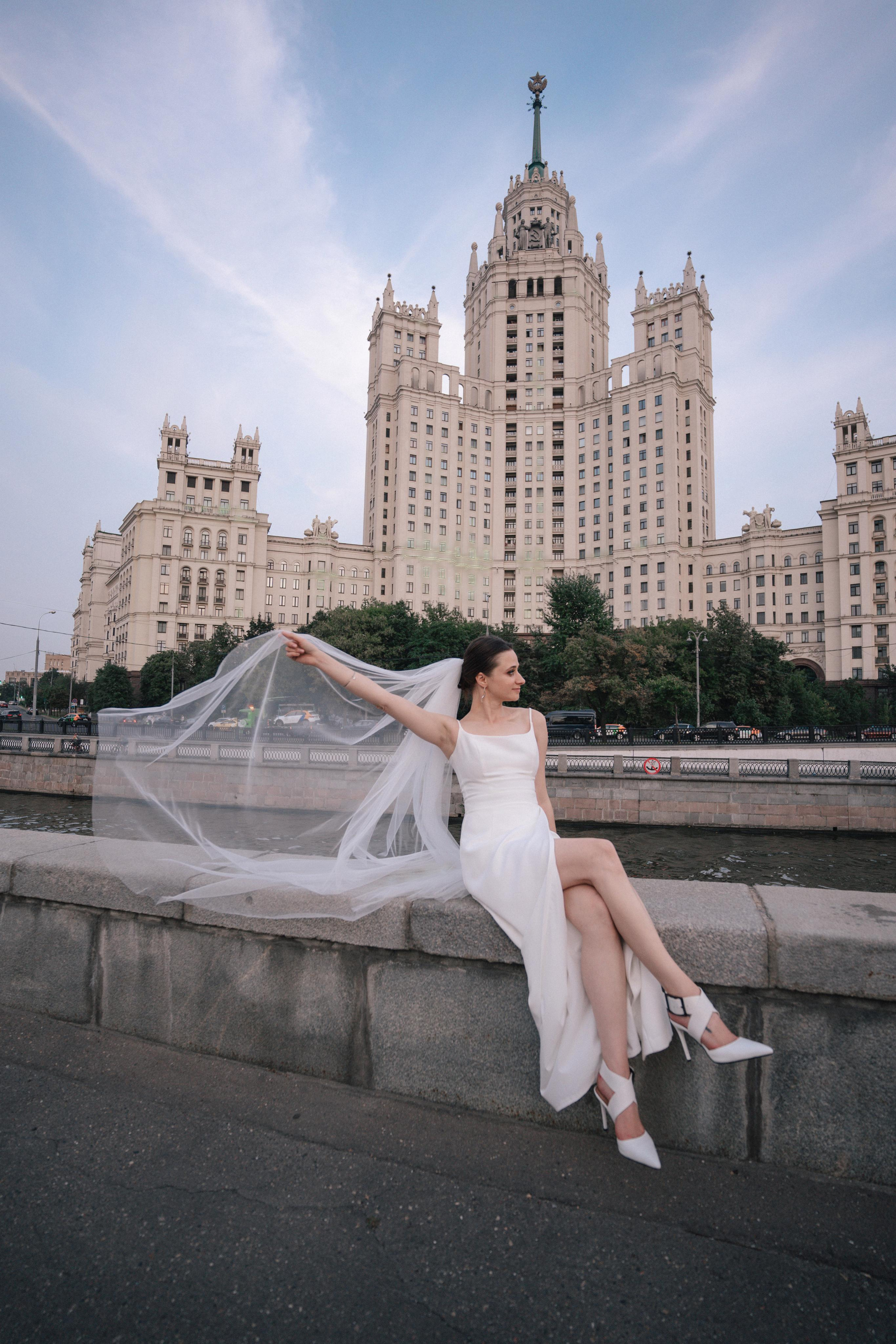 Свадебная прогулка по улочнам рядом с Высоткой на Котельнической набережной