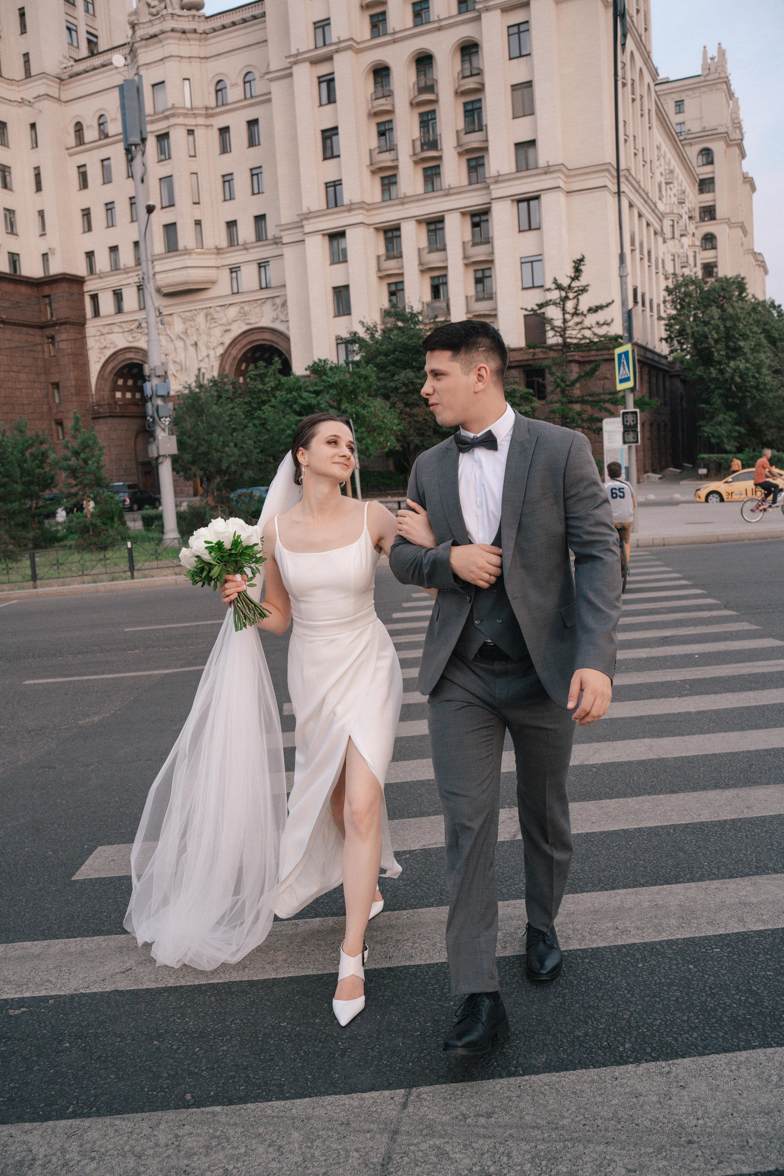 Свадебная прогулка по улочнам рядом с Высоткой на Котельнической набережной