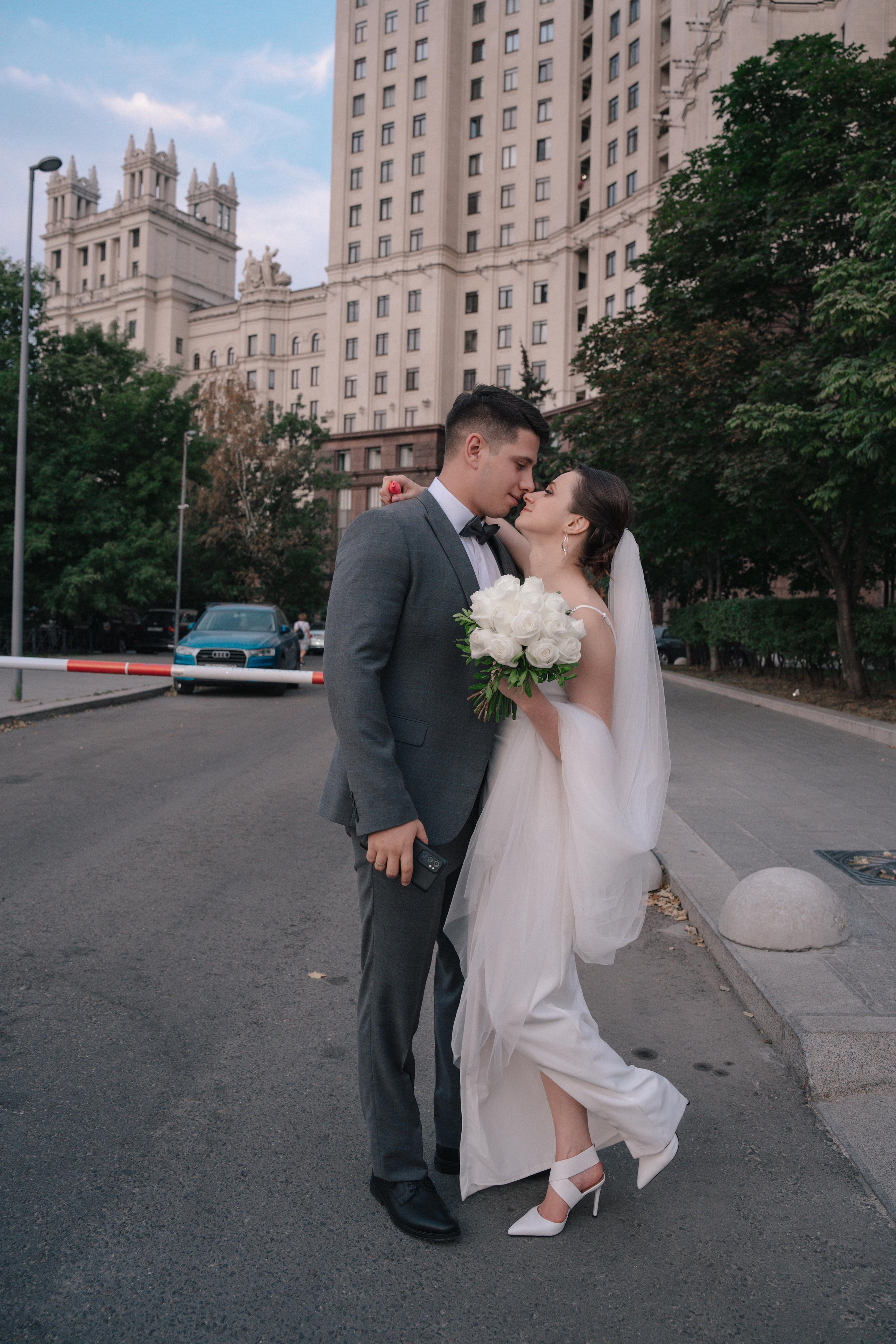 Свадебная прогулка по улочнам рядом с Высоткой на Котельнической набережной