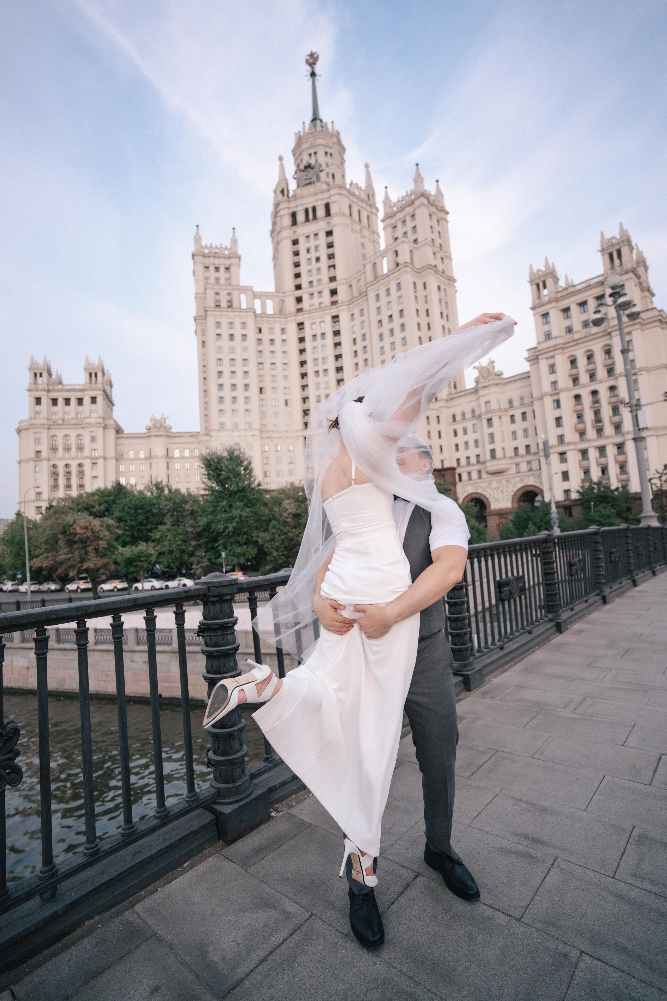 Свадебная прогулка по улочнам рядом с Высоткой на Котельнической набережной