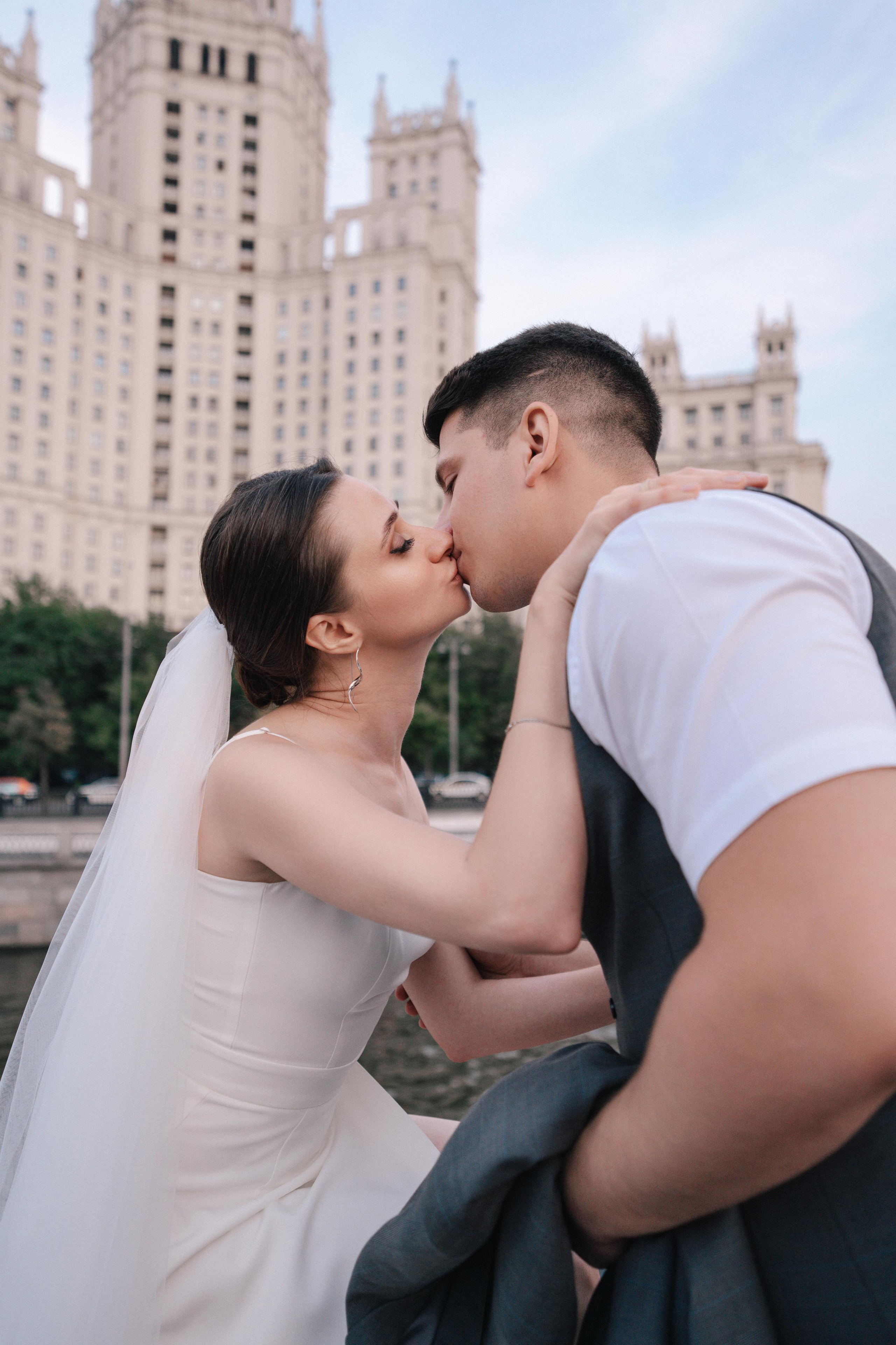 Свадебная прогулка по улочнам рядом с Высоткой на Котельнической набережной