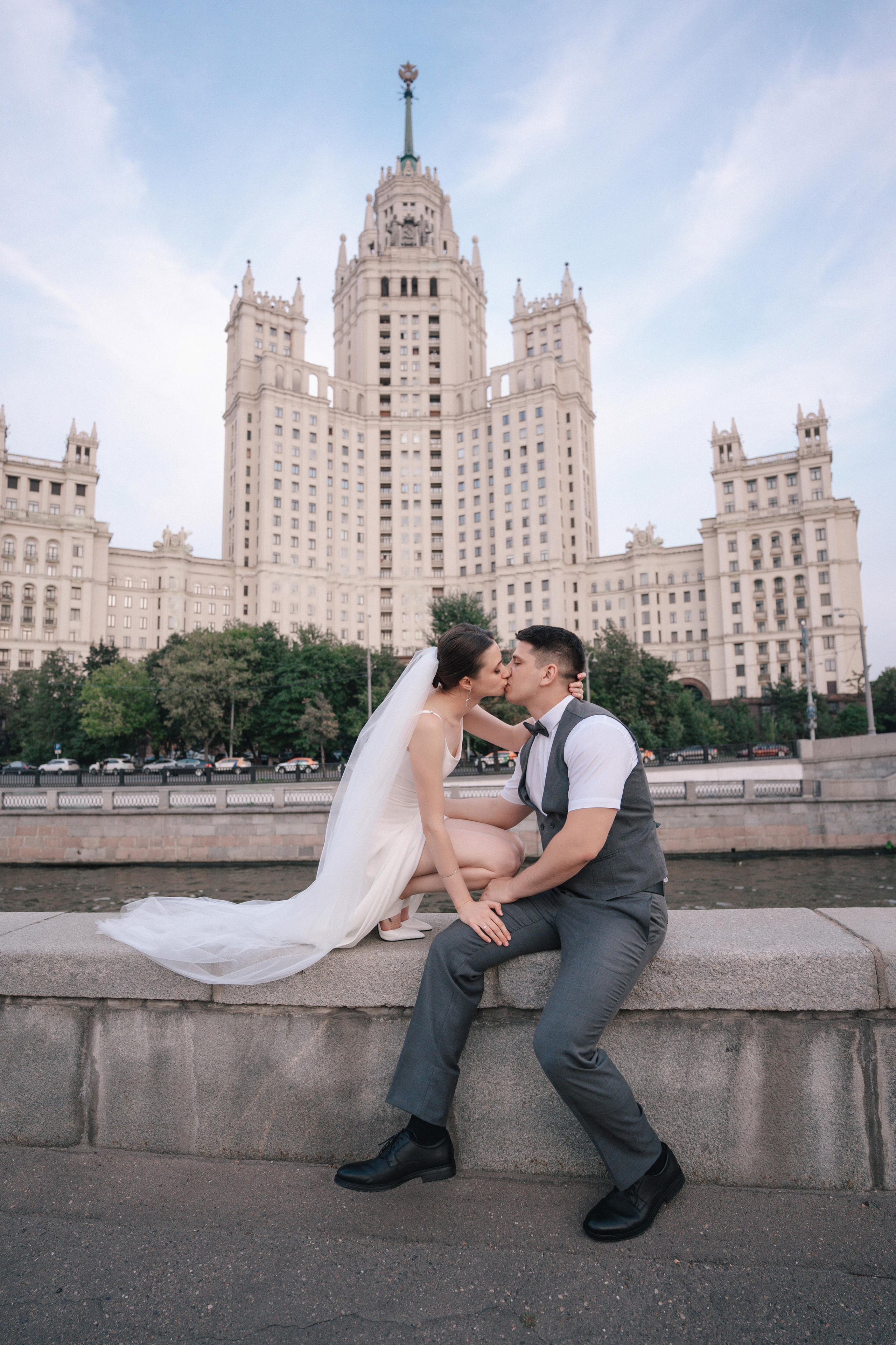 Свадебная прогулка по улочнам рядом с Высоткой на Котельнической набережной