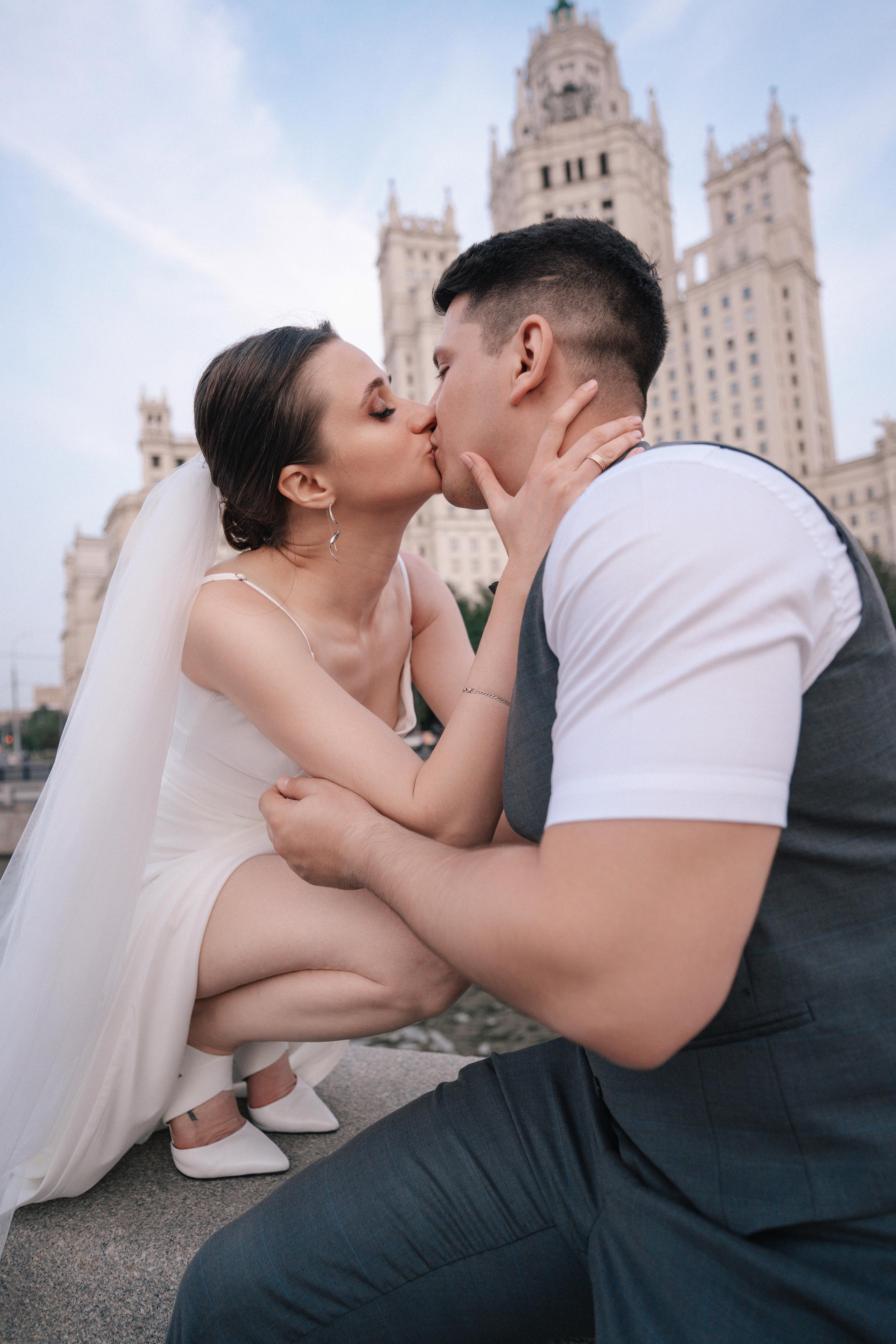 Свадебная прогулка по улочнам рядом с Высоткой на Котельнической набережной