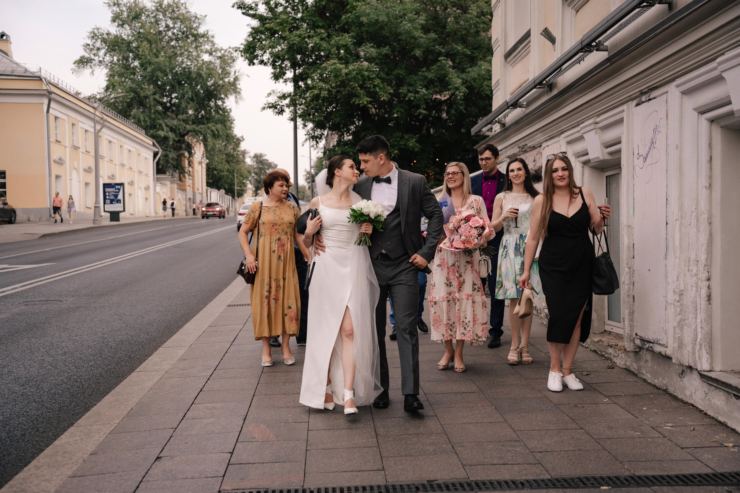 Свадебная прогулка по улочнам рядом с Высоткой на Котельнической набережной