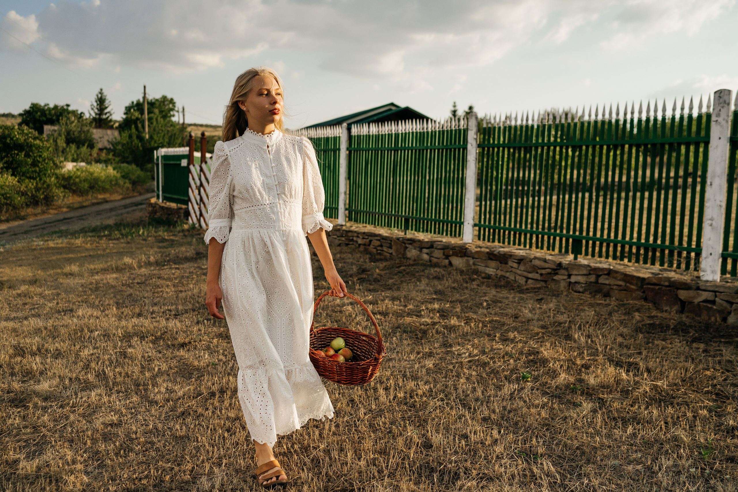Девушка русская летом в деревне на природе. Фотограф в Каменске-Шахтинском Ольга Сагал