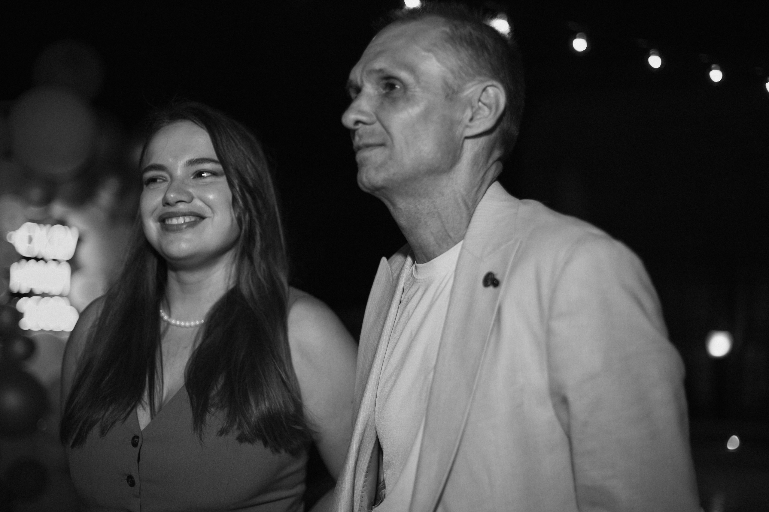 Фотосессия вечеринки у бассейна с видом на горы. Свадебный, репортажный и портретный фотограф Сочи, Краснодар. Александра Зайцева