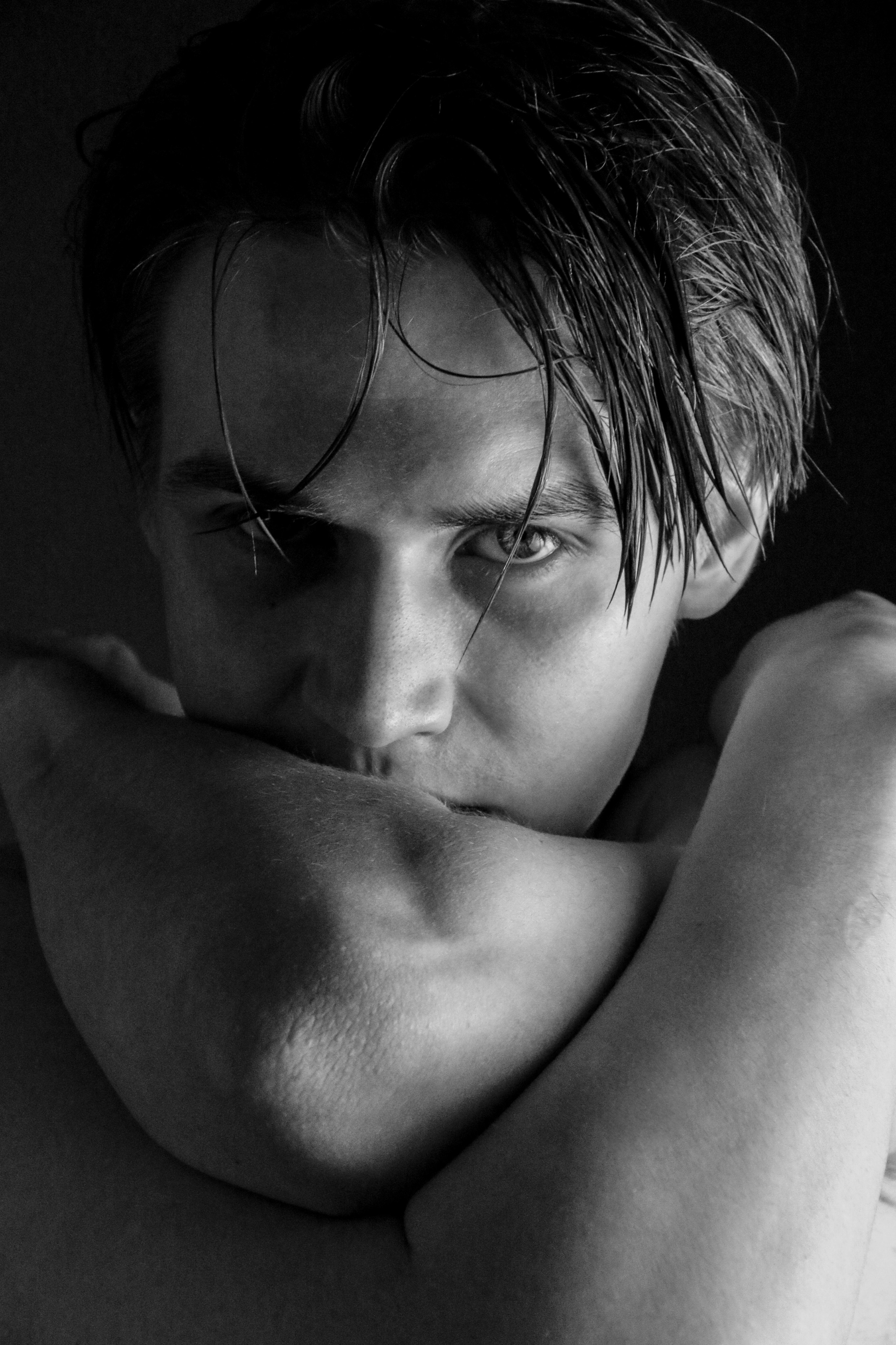 Фотосессия для парня в Москве. Черно-белый межской портрет