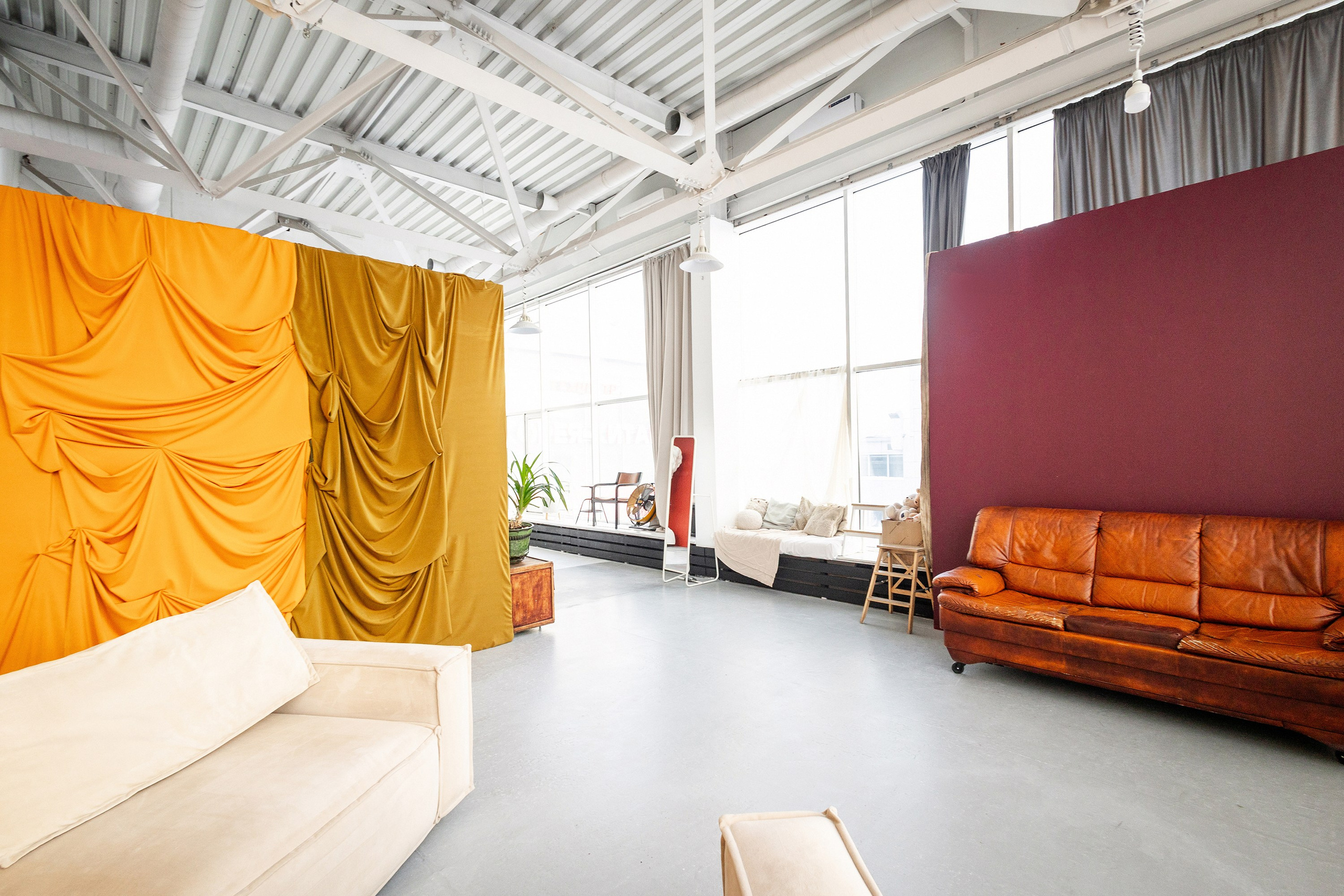 Зал Невский в фотостудии Питер в Сургуте для семейных и индивидуальных фотосессий. Идеально подойдёт для съёмки на выпускные альбомы для старших классов. 