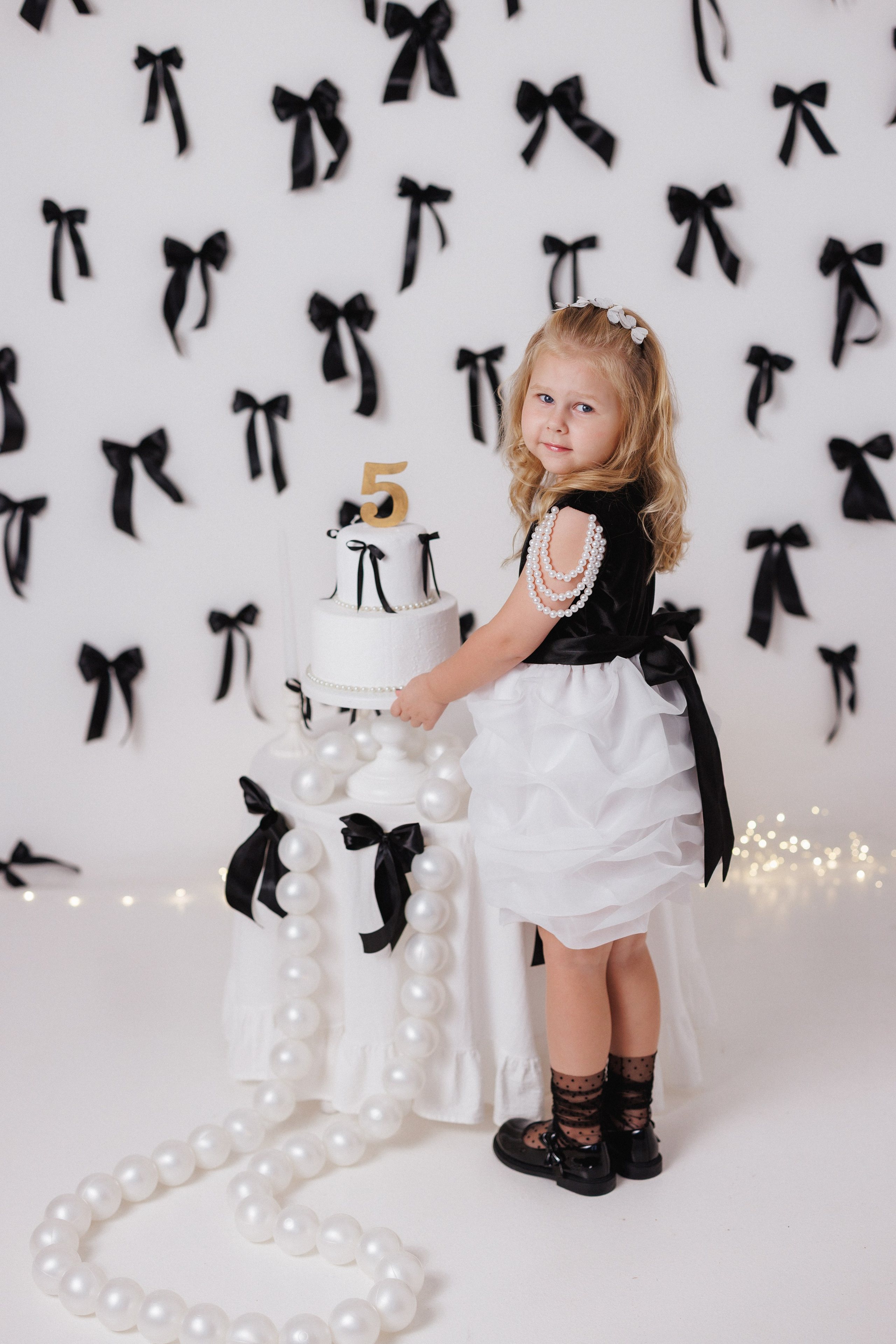 Детская фотосессия к Дню рождения для девочек, фотостудия «Антураж». Семейный и детский фотограф в Краснодаре Анна Трашкова