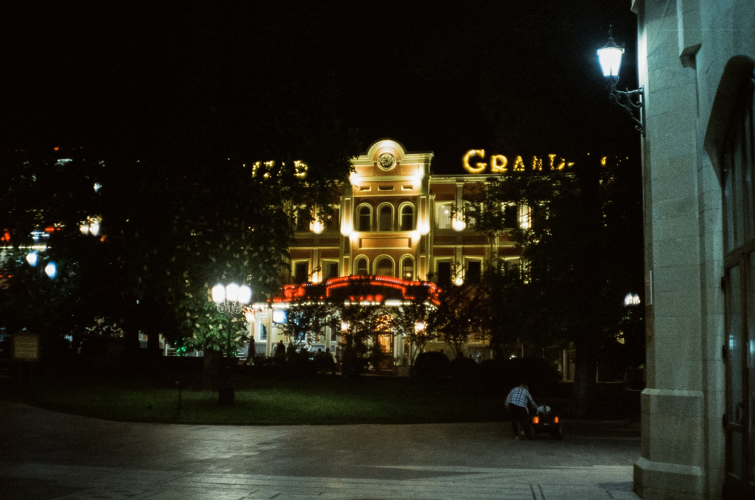 Курортный проспект Кисловодска вечером и поющие фонтаты