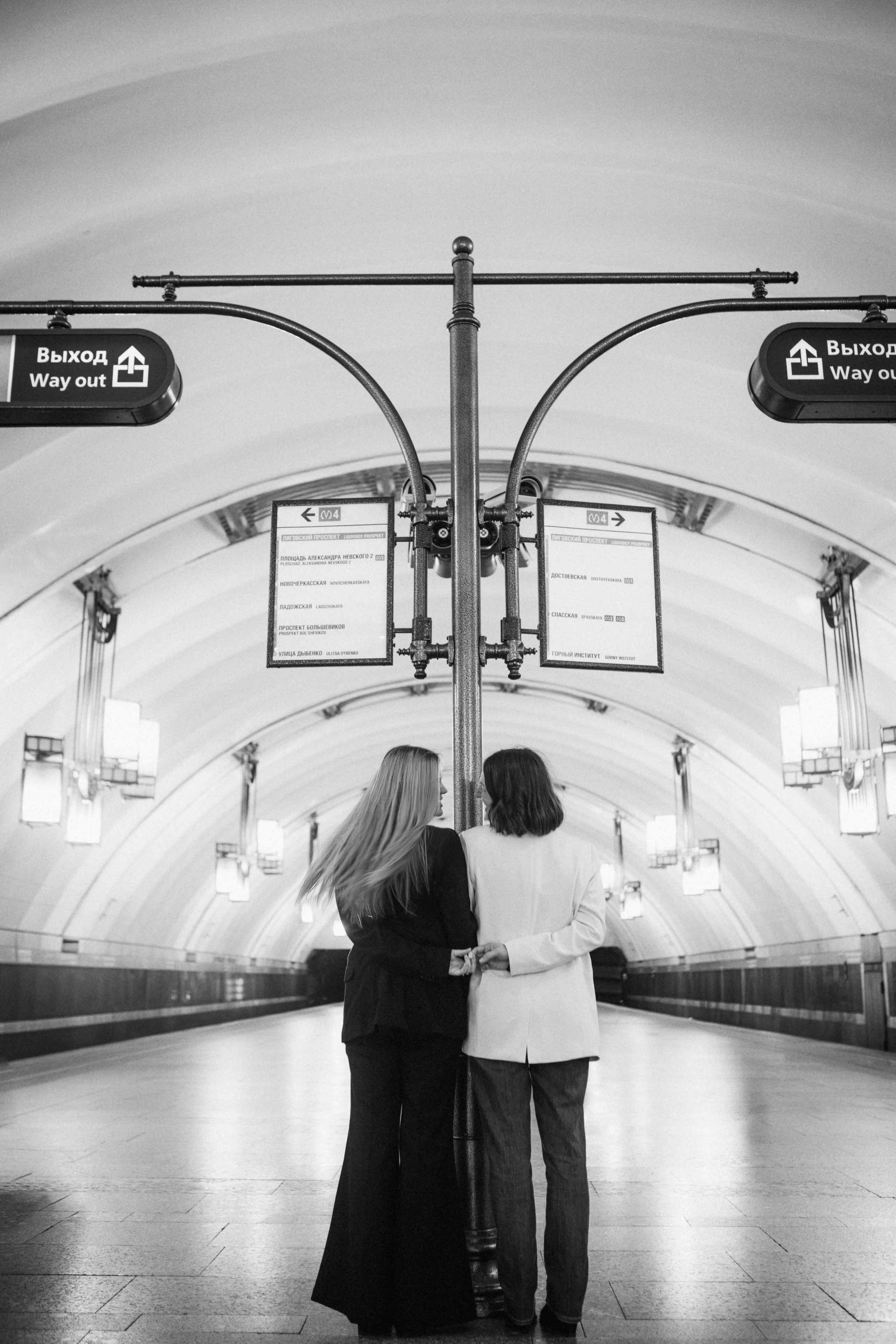 Катя и Кристина в метро. Klerout Photographer