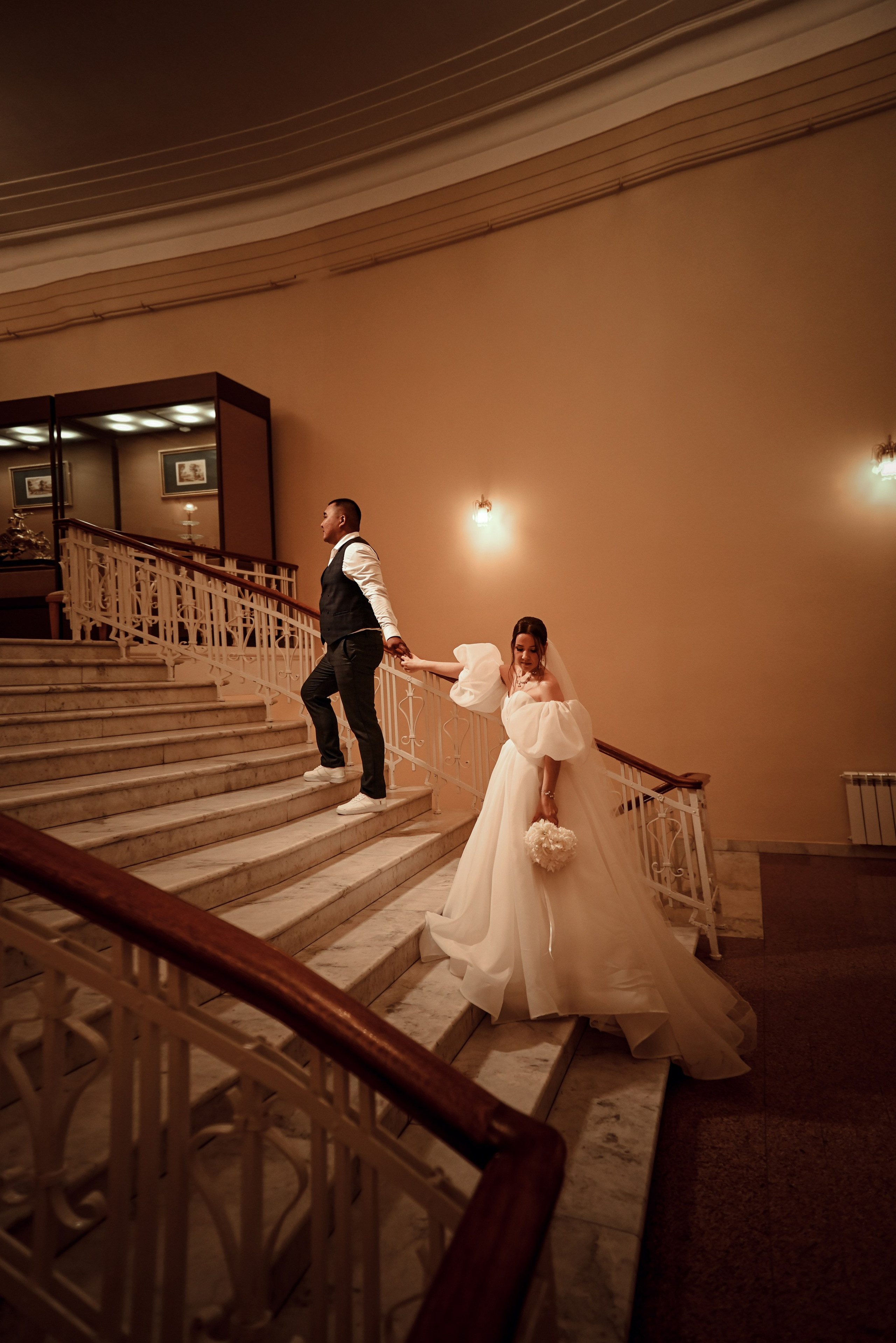 Небольшая свадебная серия в музее и прогулкой под дождем Эльмиры и Ризата. Свадебный, семейный, детский, контент фотограф в Омске Максим Ильин