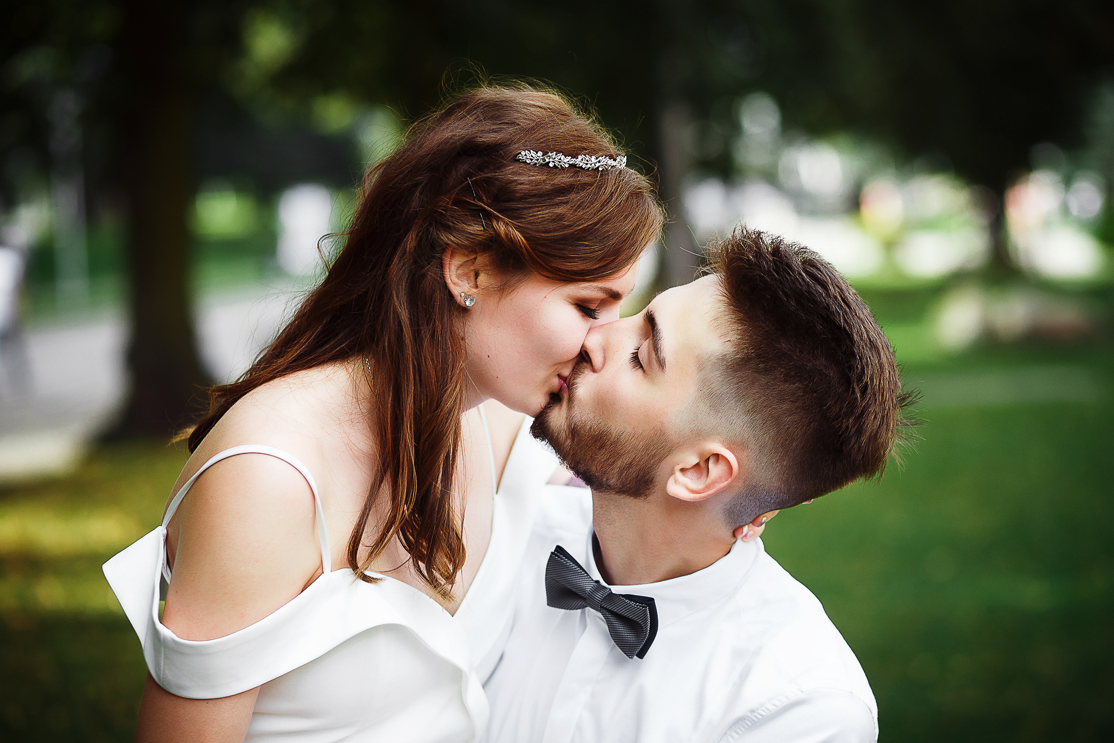 Портрет невесты и жениха во время поцелуя