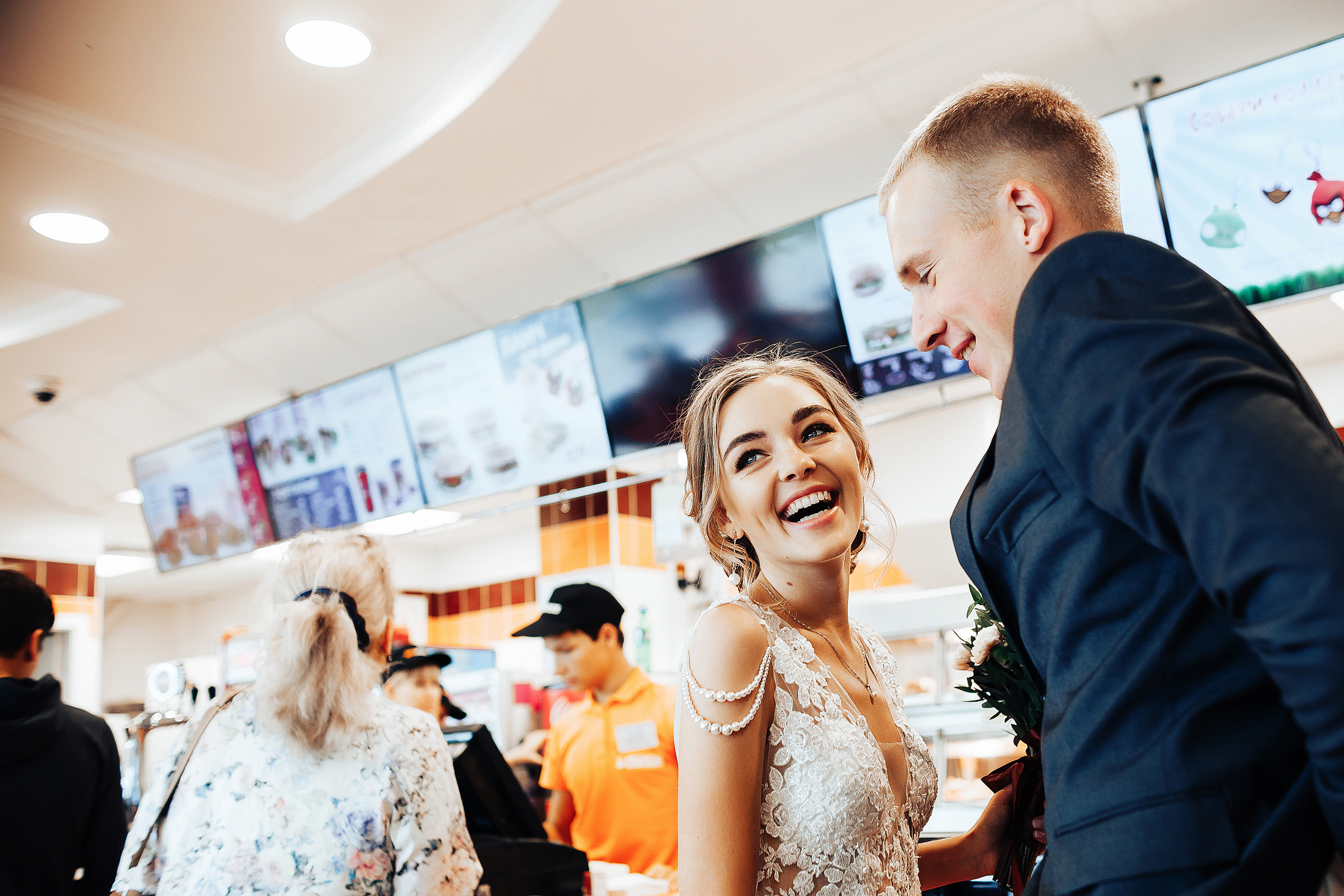 Молодежная фотосъемка свадьбы с бургерами. Фотосъемка и видеосъемка в Калининграде Liveemotion.pro