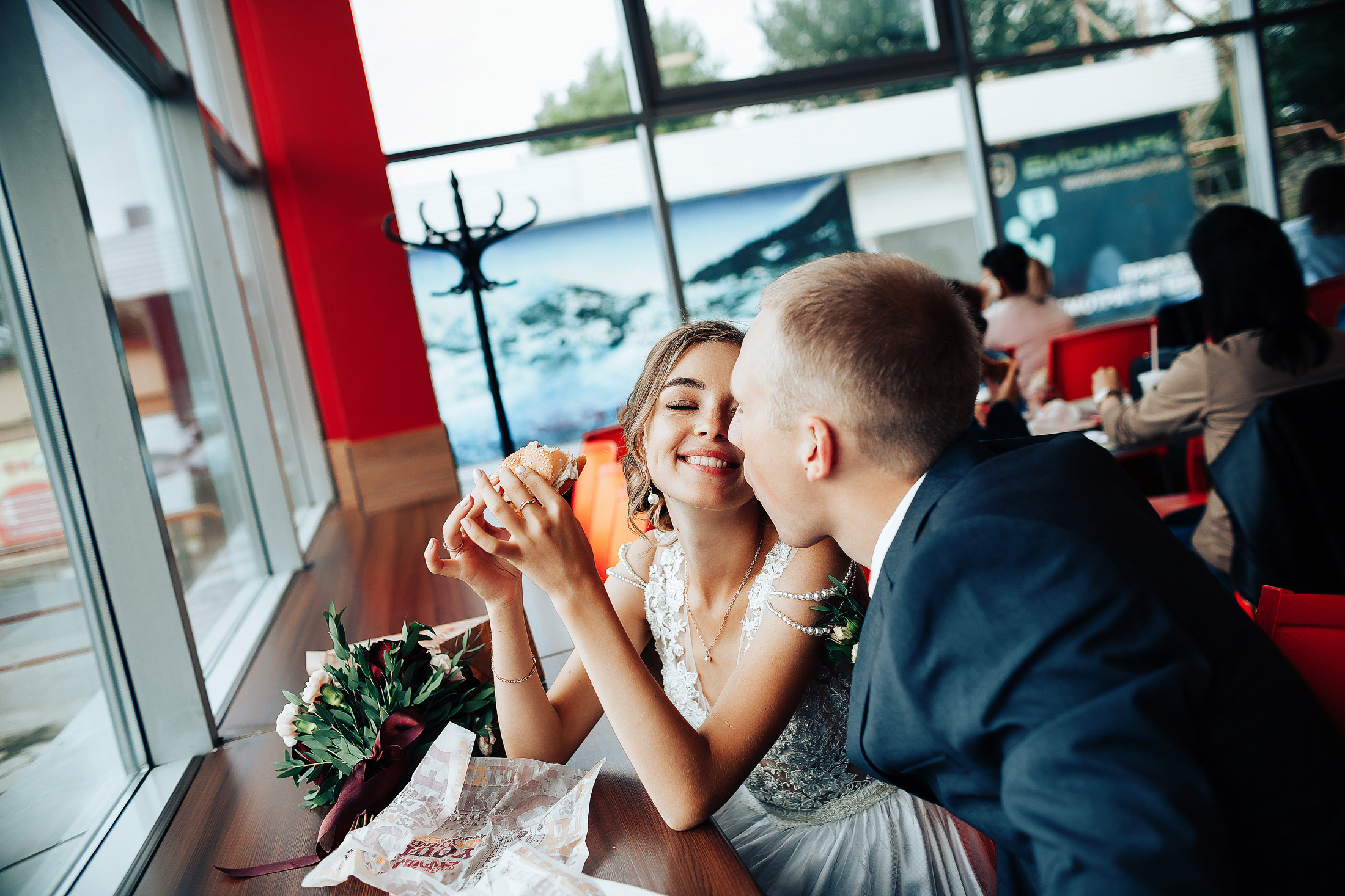 Молодежная фотосъемка свадьбы с бургерами. Фотосъемка и видеосъемка в Калининграде Liveemotion.pro