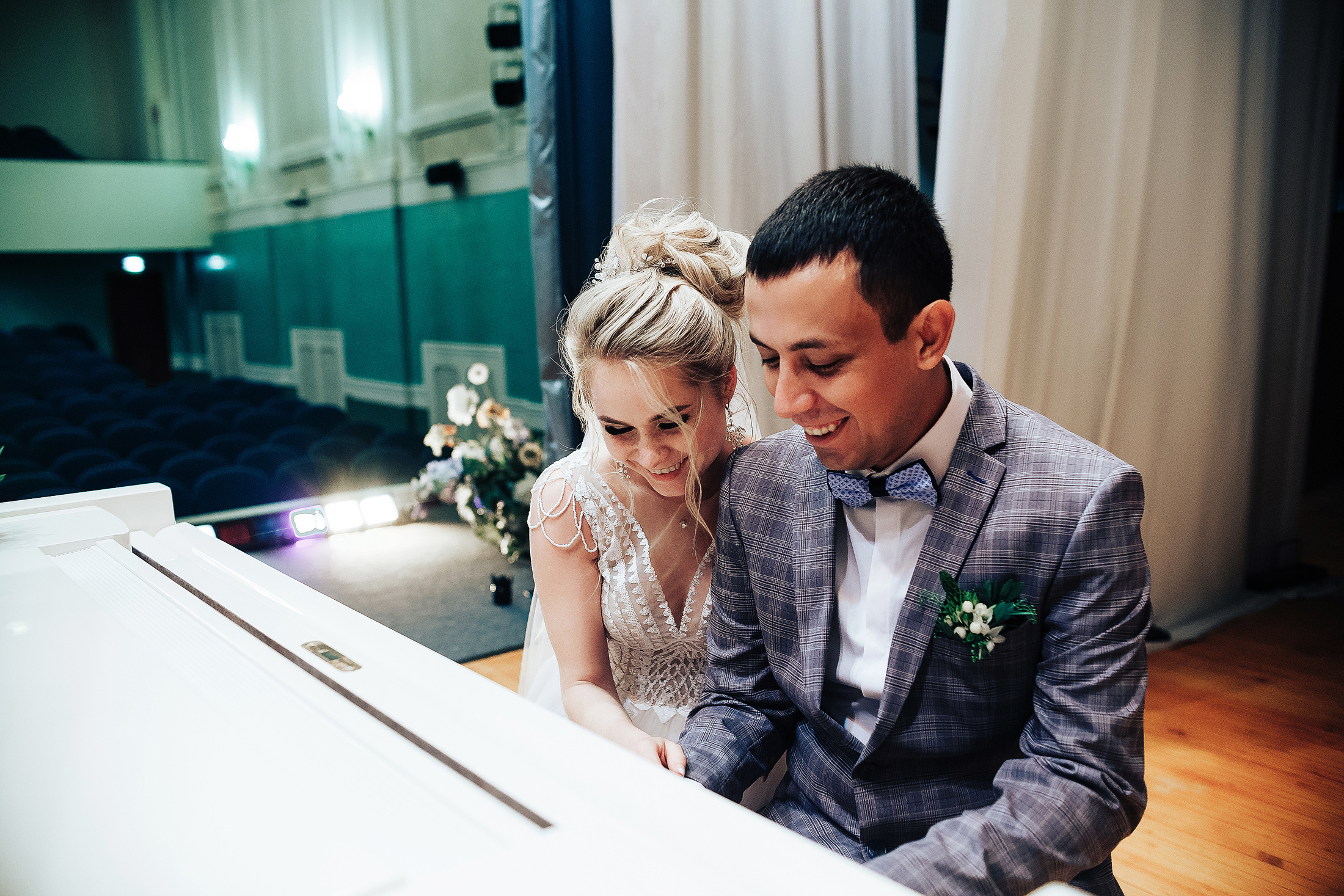 Свадебная фотосессия на сцене. Фотосъемка и видеосъемка в Калининграде Liveemotion.pro