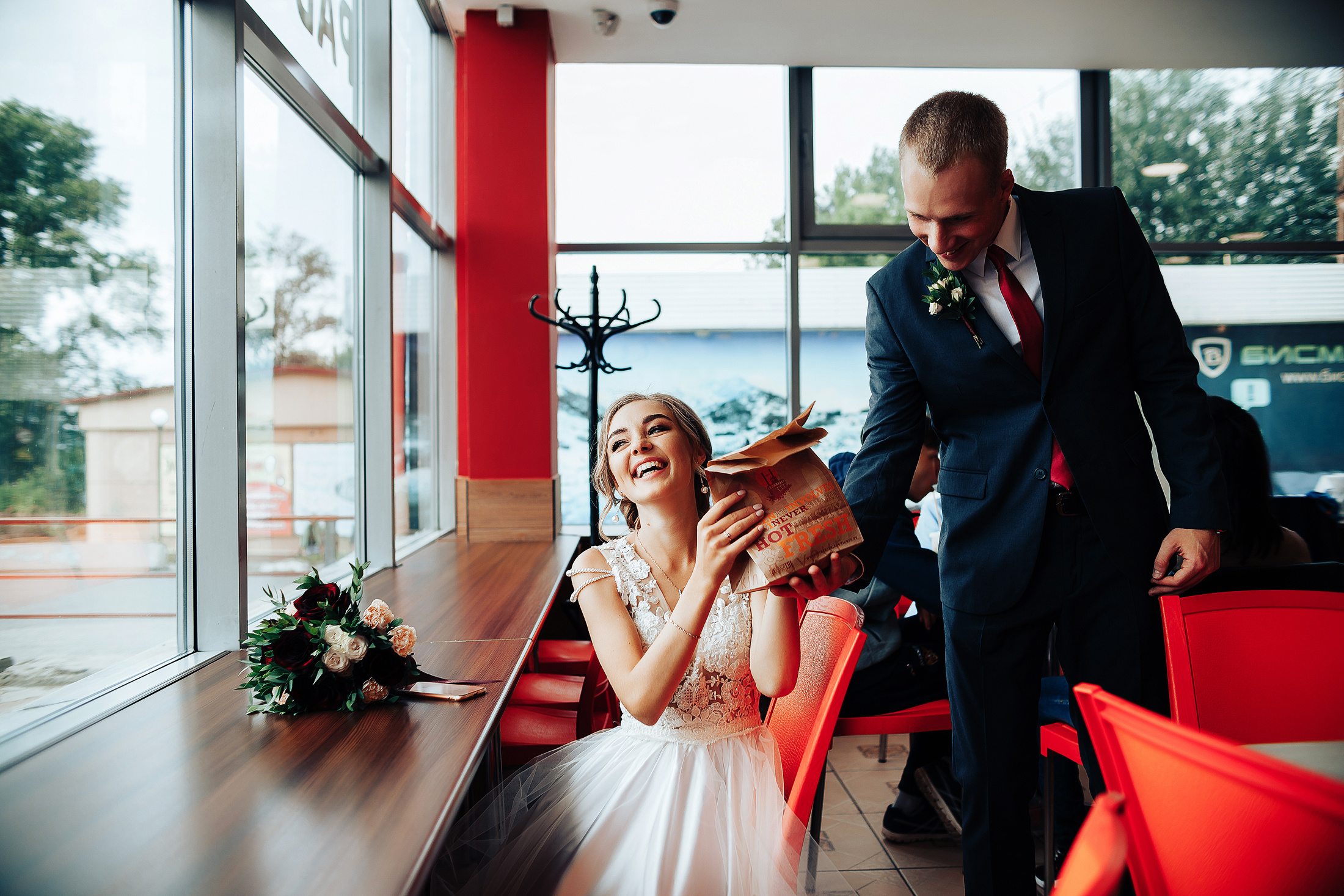 Молодежная фотосъемка свадьбы с бургерами. Фотосъемка и видеосъемка в Калининграде Liveemotion.pro